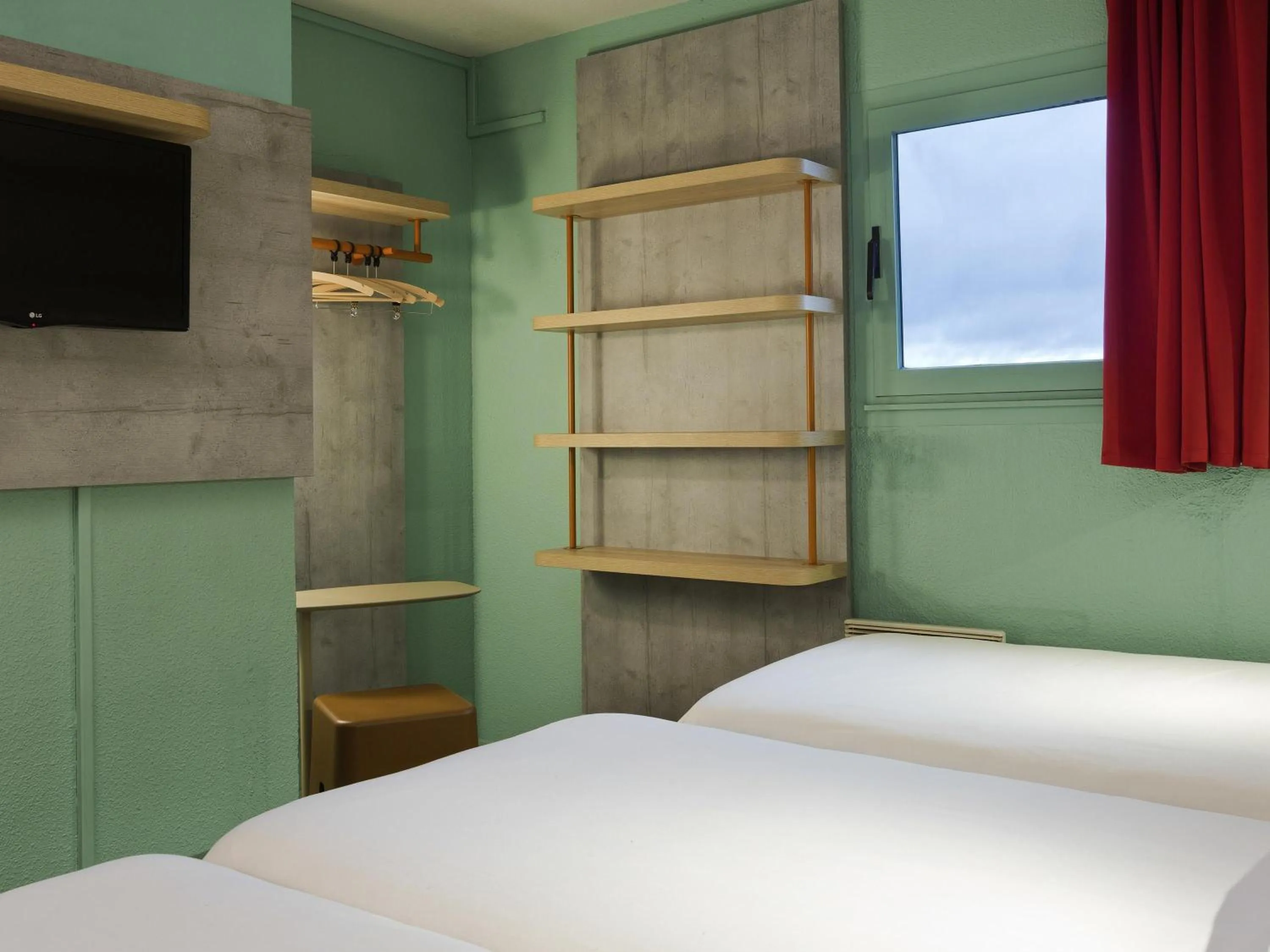 Bedroom, Bed in ibis budget Chilly-Mazarin Les Champarts