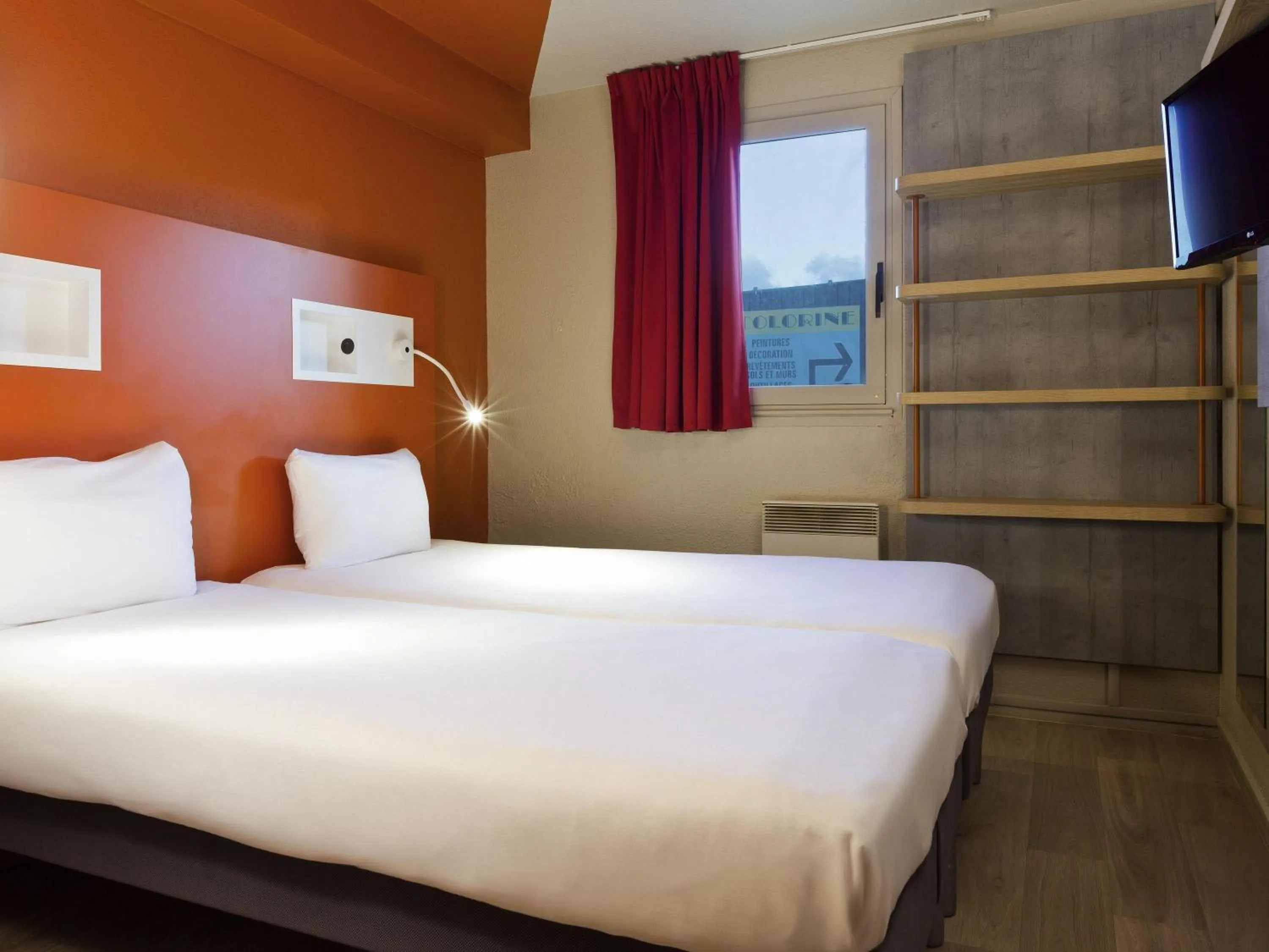 Bedroom, Bed in ibis budget Chilly-Mazarin Les Champarts