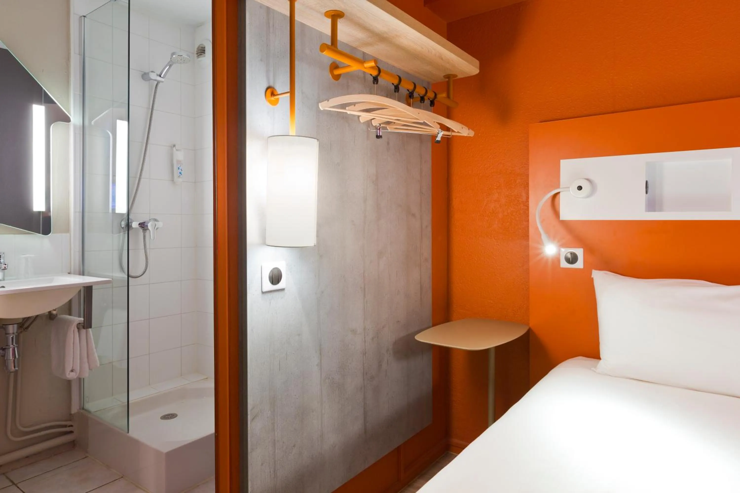 Bathroom, Bed in ibis budget Chilly-Mazarin Les Champarts