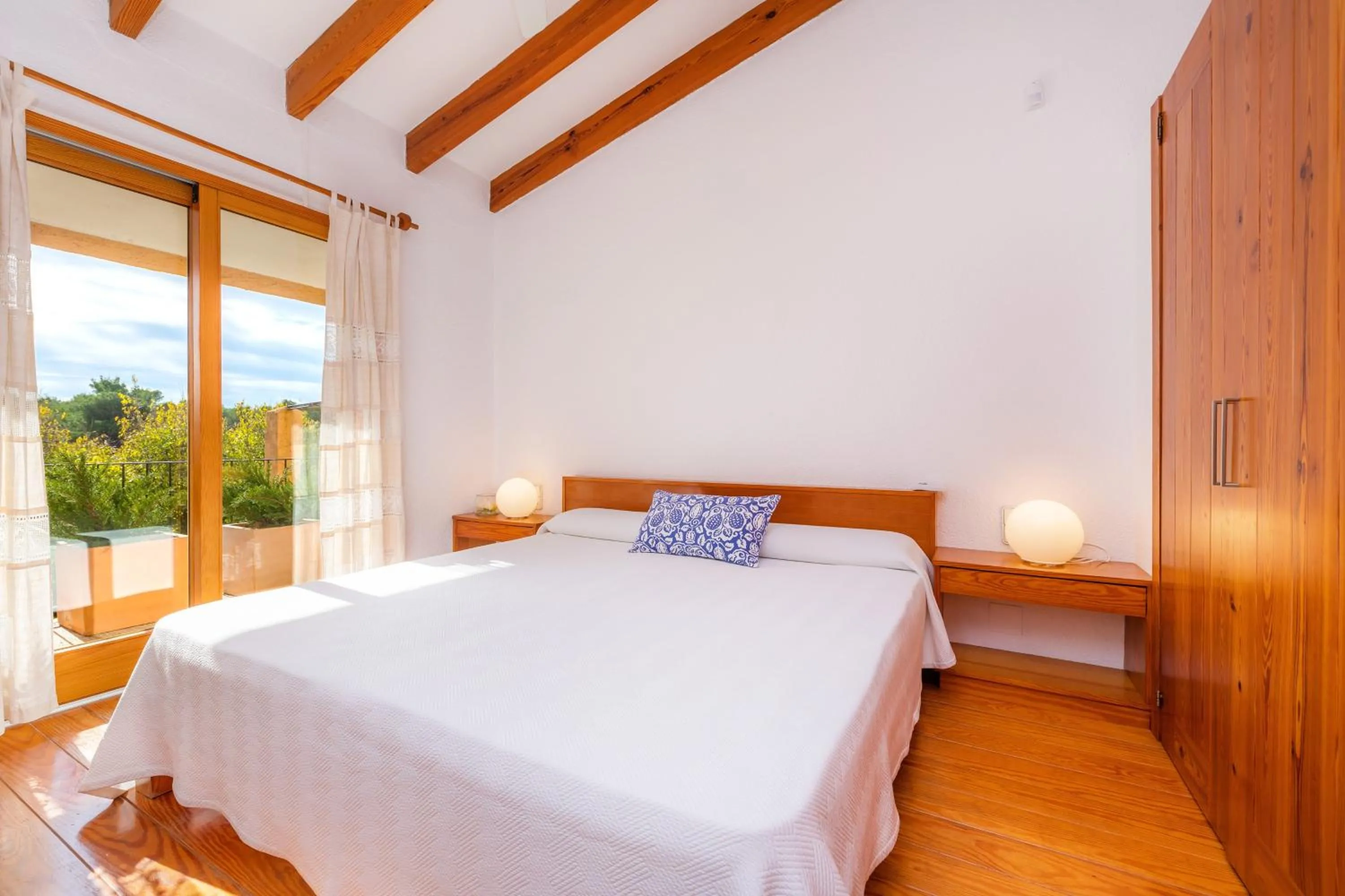 Property building, Bed in Na Pineda
