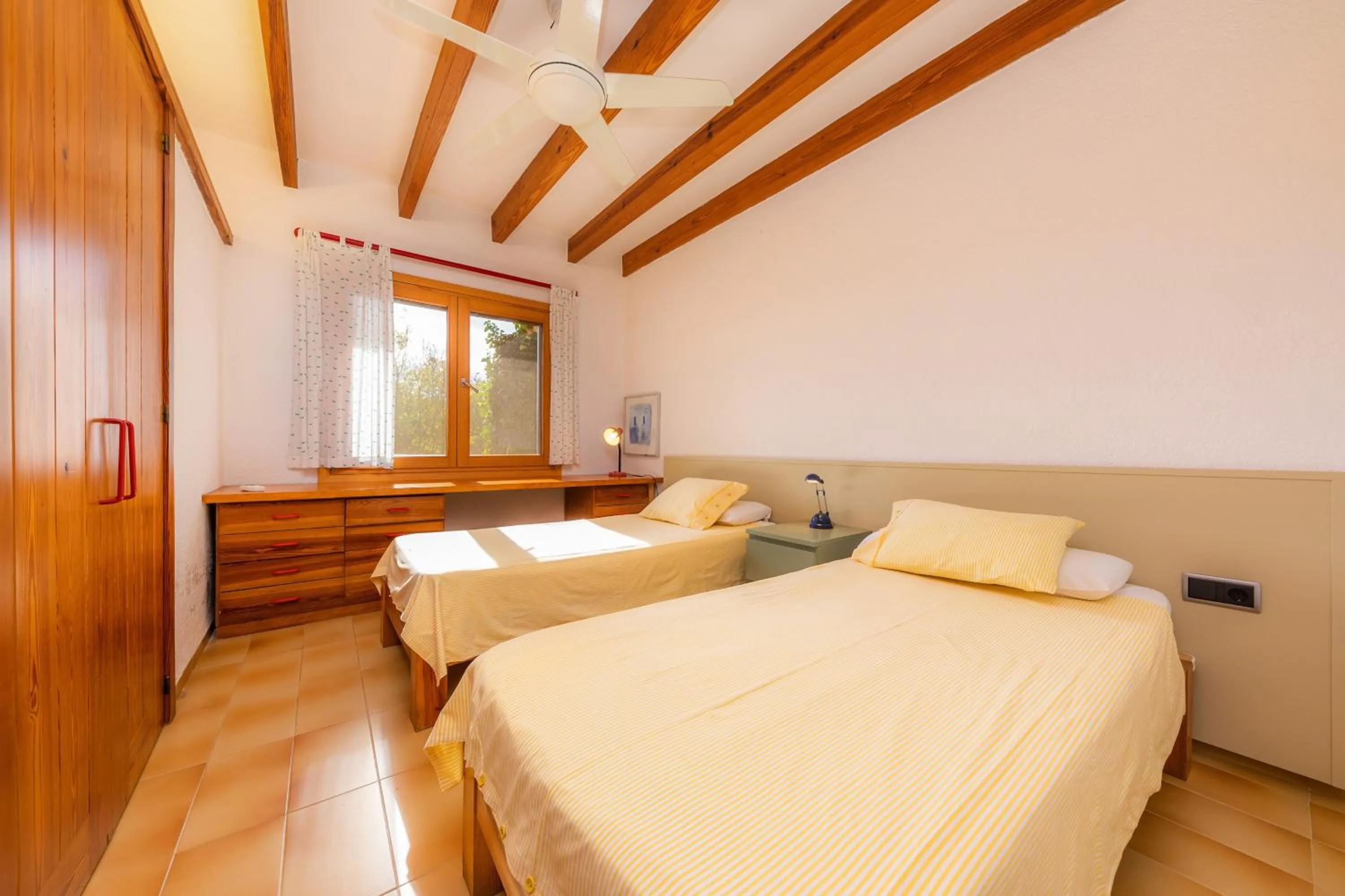 Property building, Bed in Na Pineda