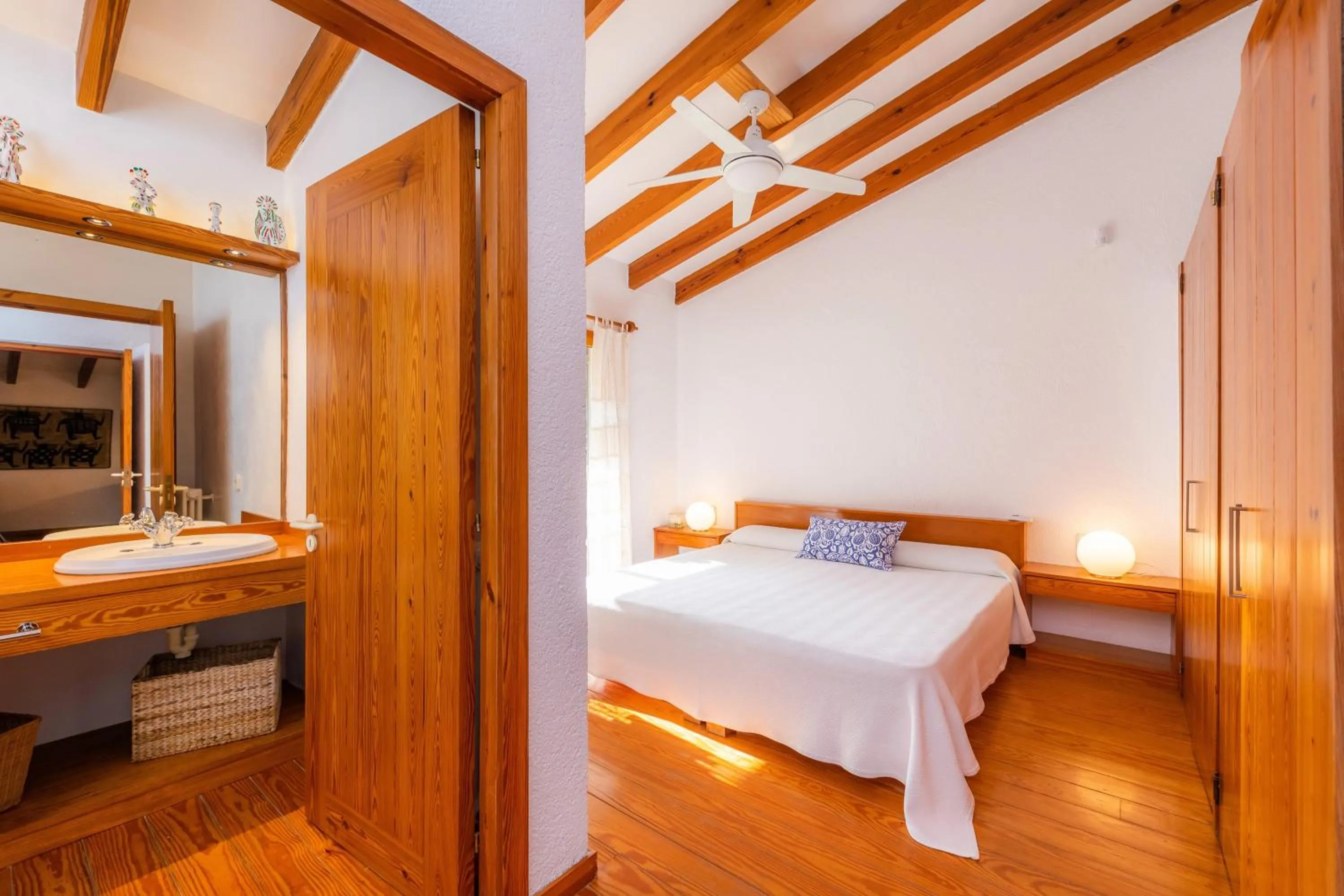 Property building, Bed in Na Pineda