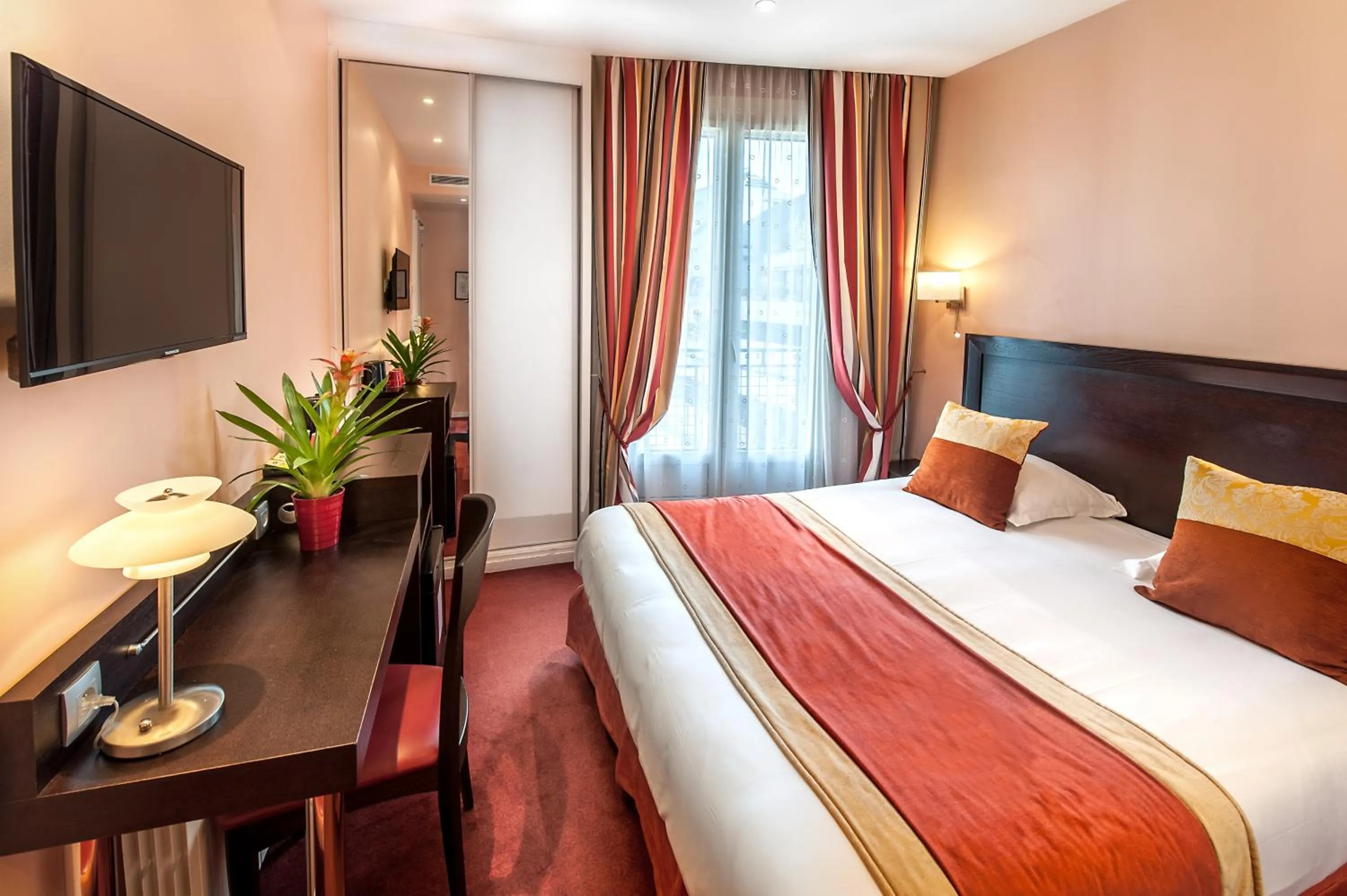 Photo of the whole room, Bed in Virgina