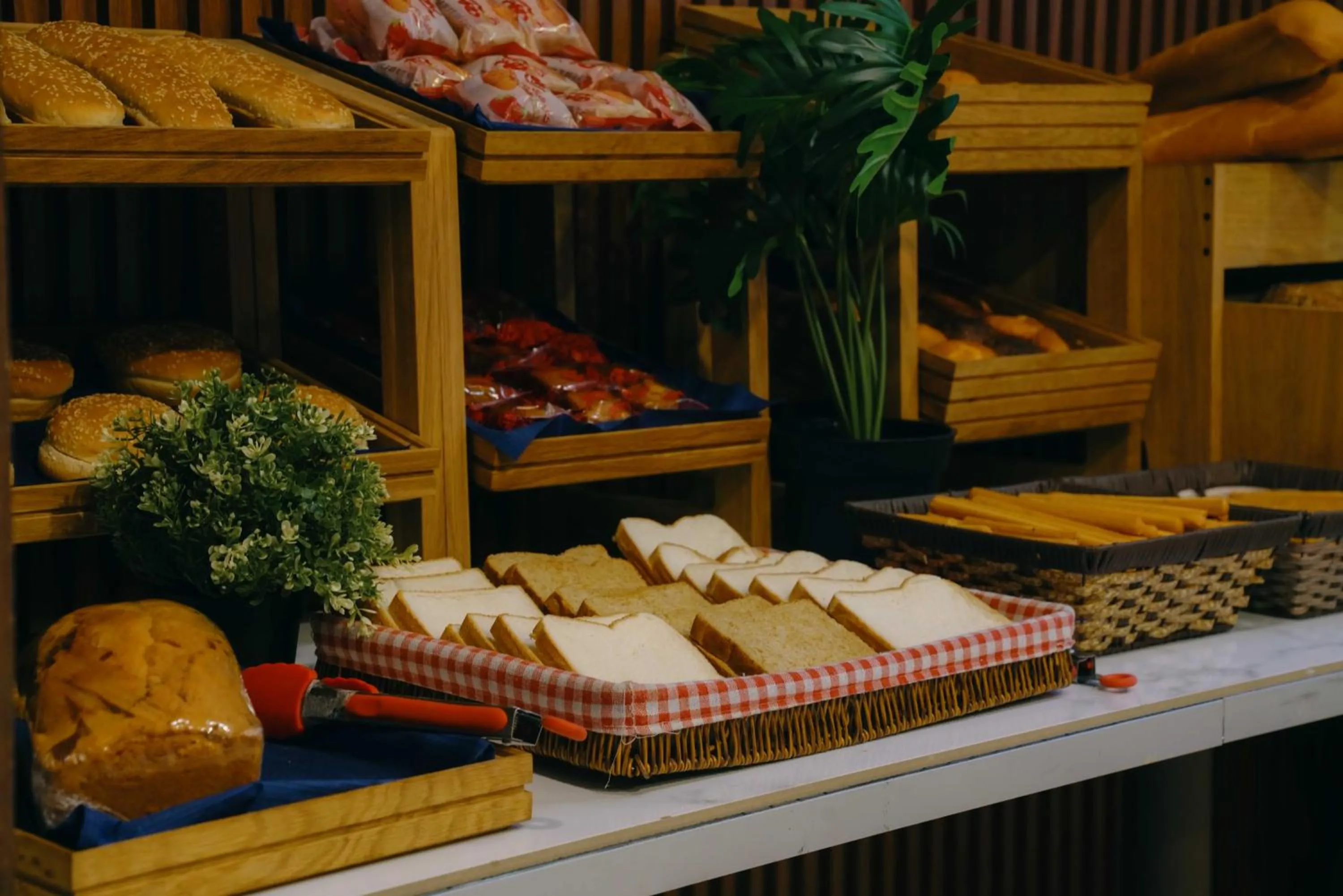 Restaurant/places to eat in Nour Althuria Hotel - Elaf Almaqam