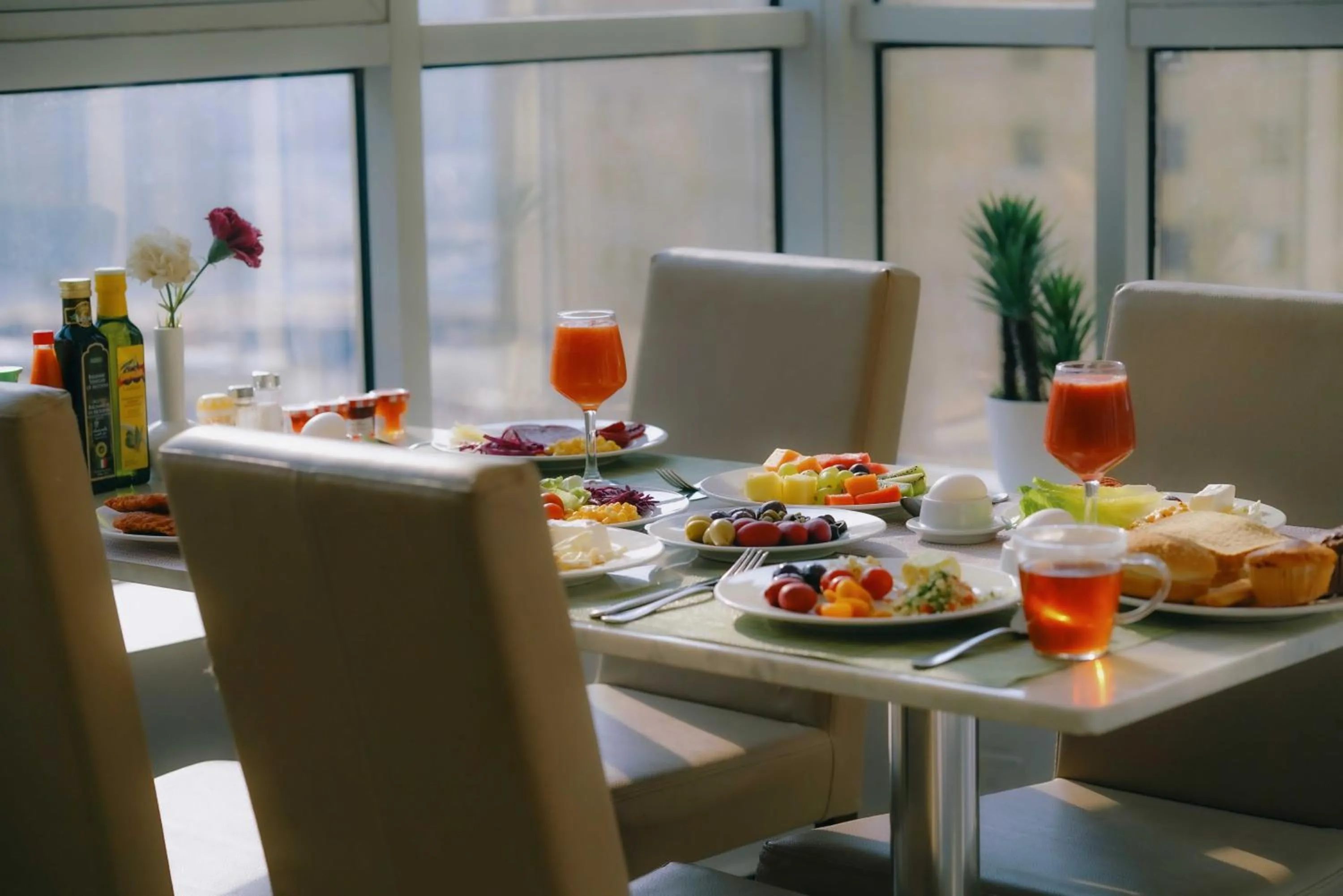 Restaurant/places to eat in Nour Althuria Hotel - Elaf Almaqam