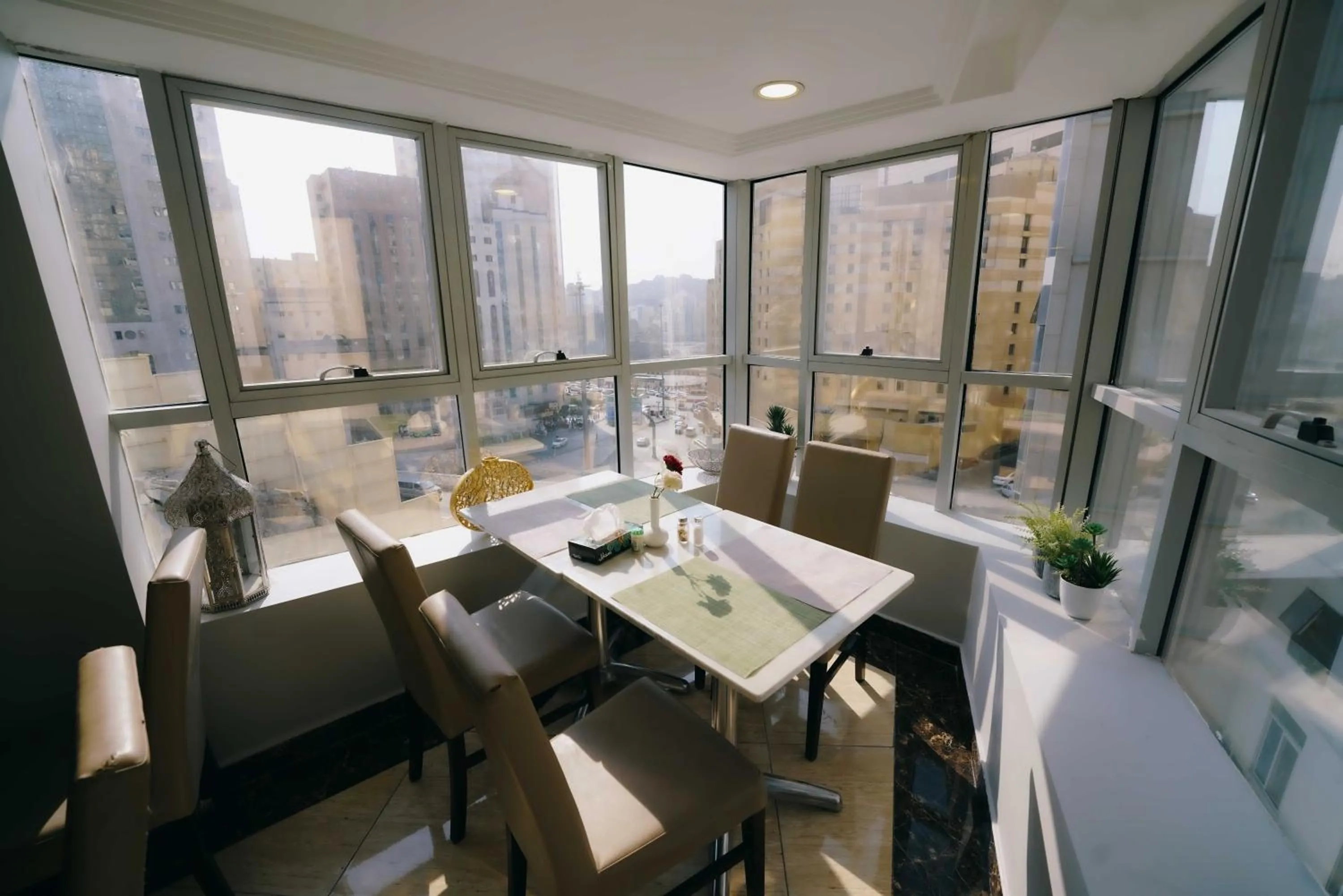 Restaurant/places to eat in Nour Althuria Hotel - Elaf Almaqam