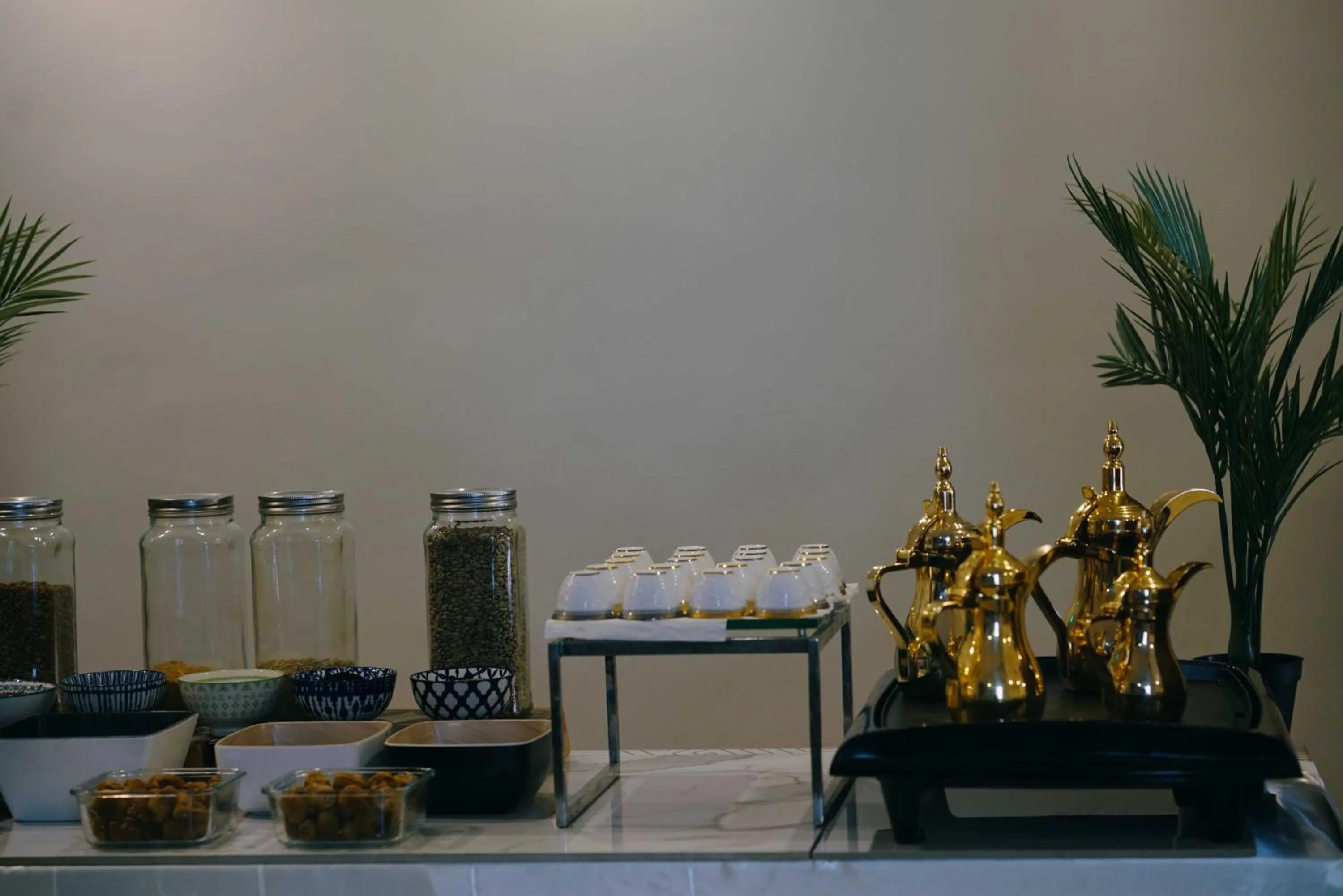 Restaurant/places to eat in Nour Althuria Hotel - Elaf Almaqam