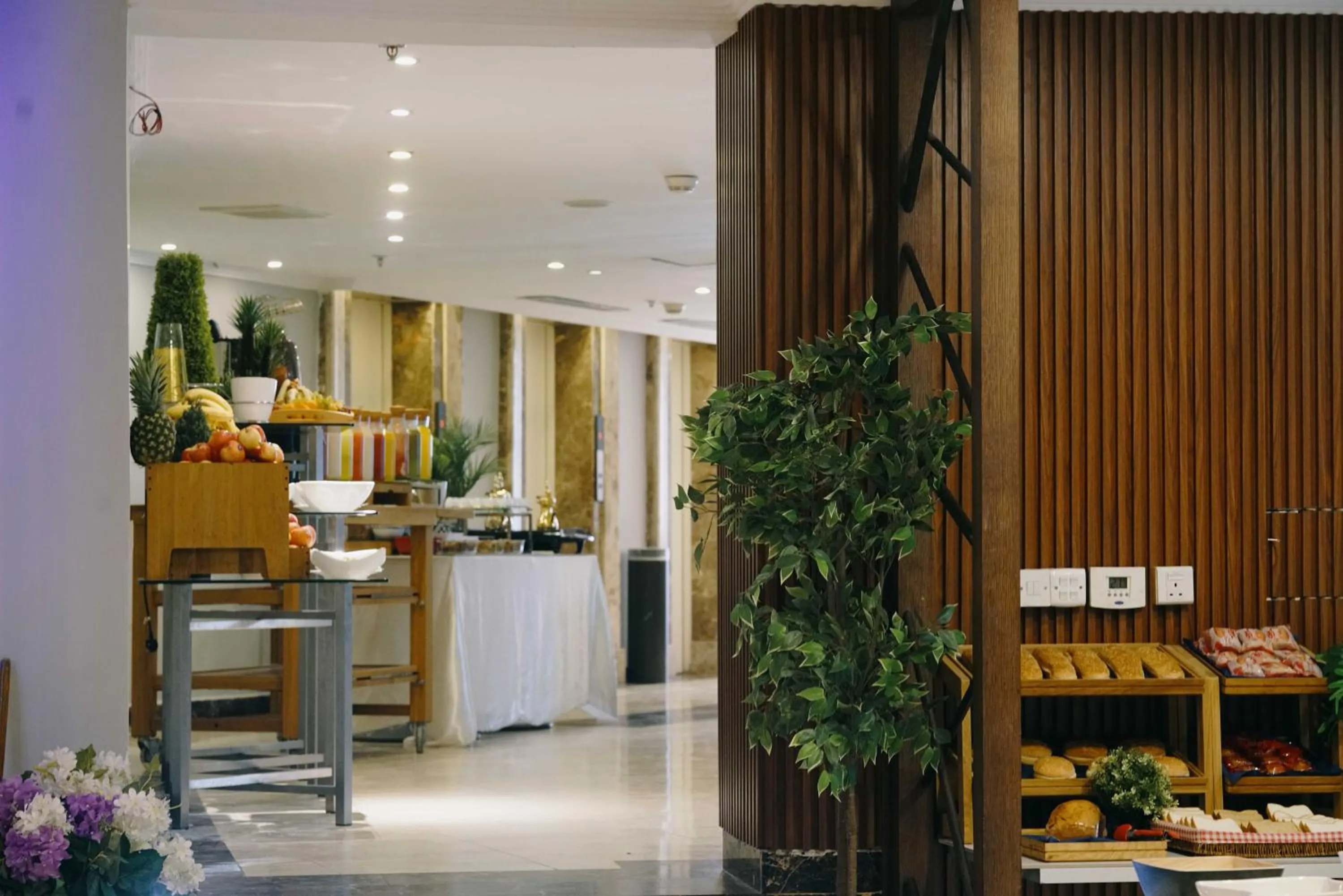 Restaurant/places to eat in Nour Althuria Hotel - Elaf Almaqam