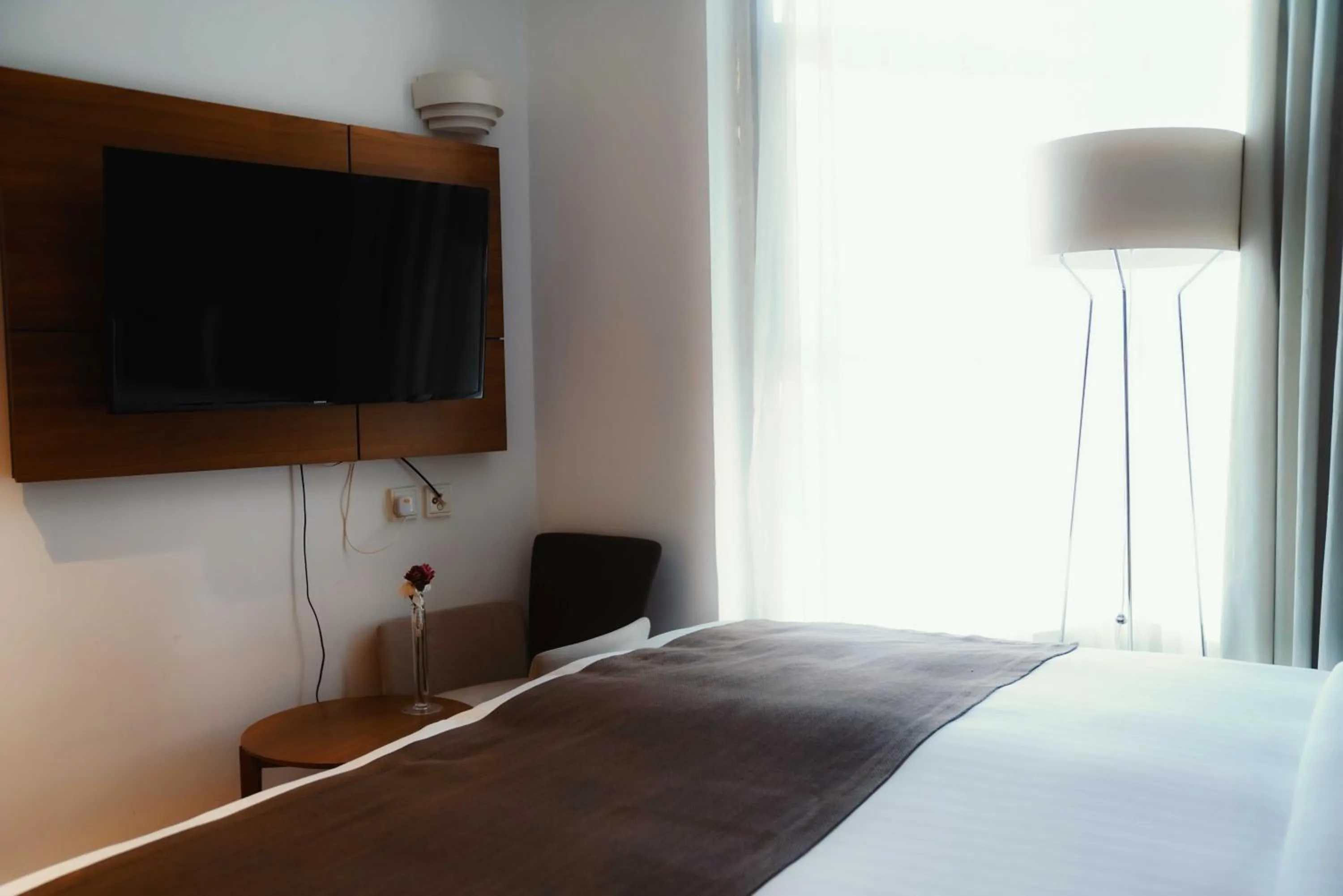 Communal lounge/ TV room, Bed in Nour Althuria Hotel - Elaf Almaqam