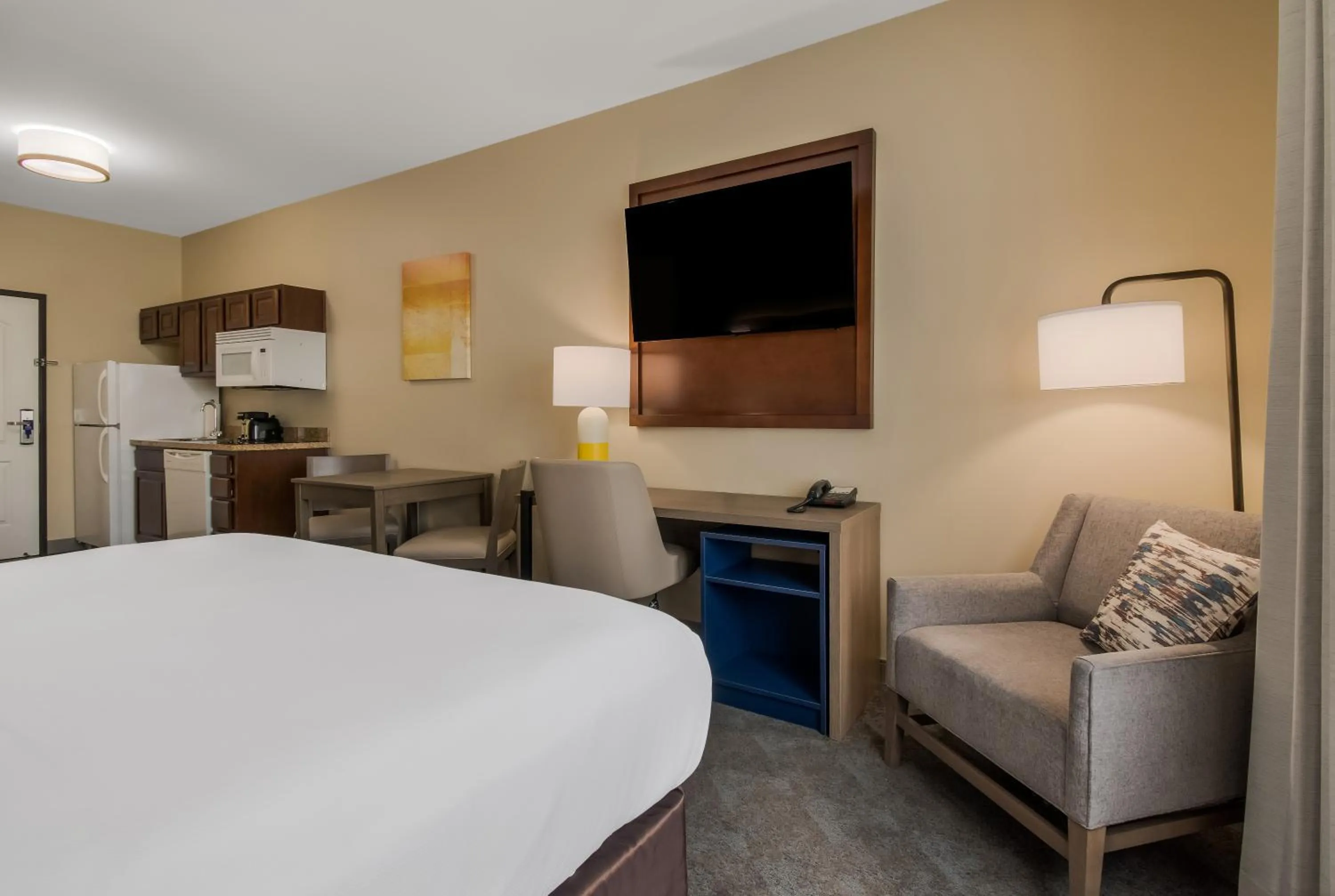 Kitchen or kitchenette, Bed in Comfort Inn & Suites Barnesville - Frackville