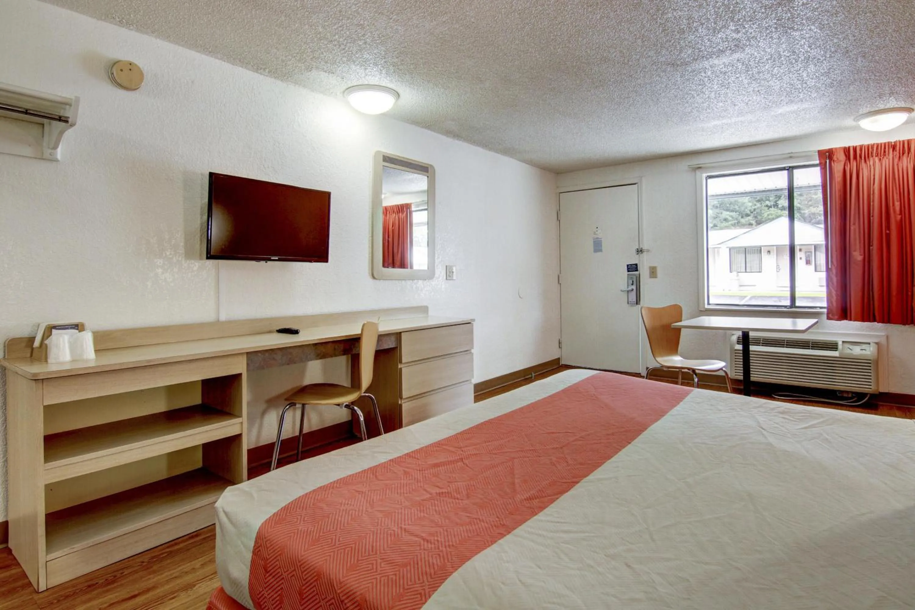 Bedroom, Bed in Motel 6-Union City, GA - Atlanta Airport