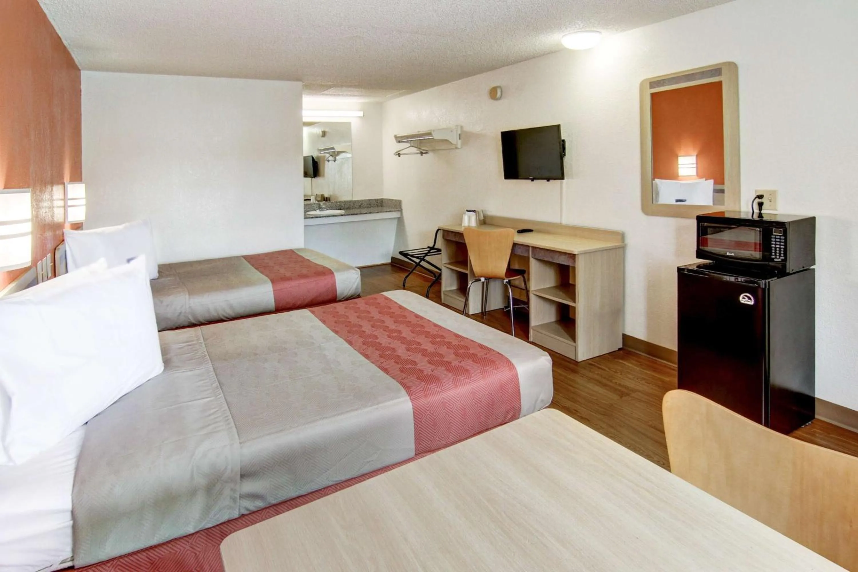 Photo of the whole room, Bed in Motel 6-Union City, GA - Atlanta Airport