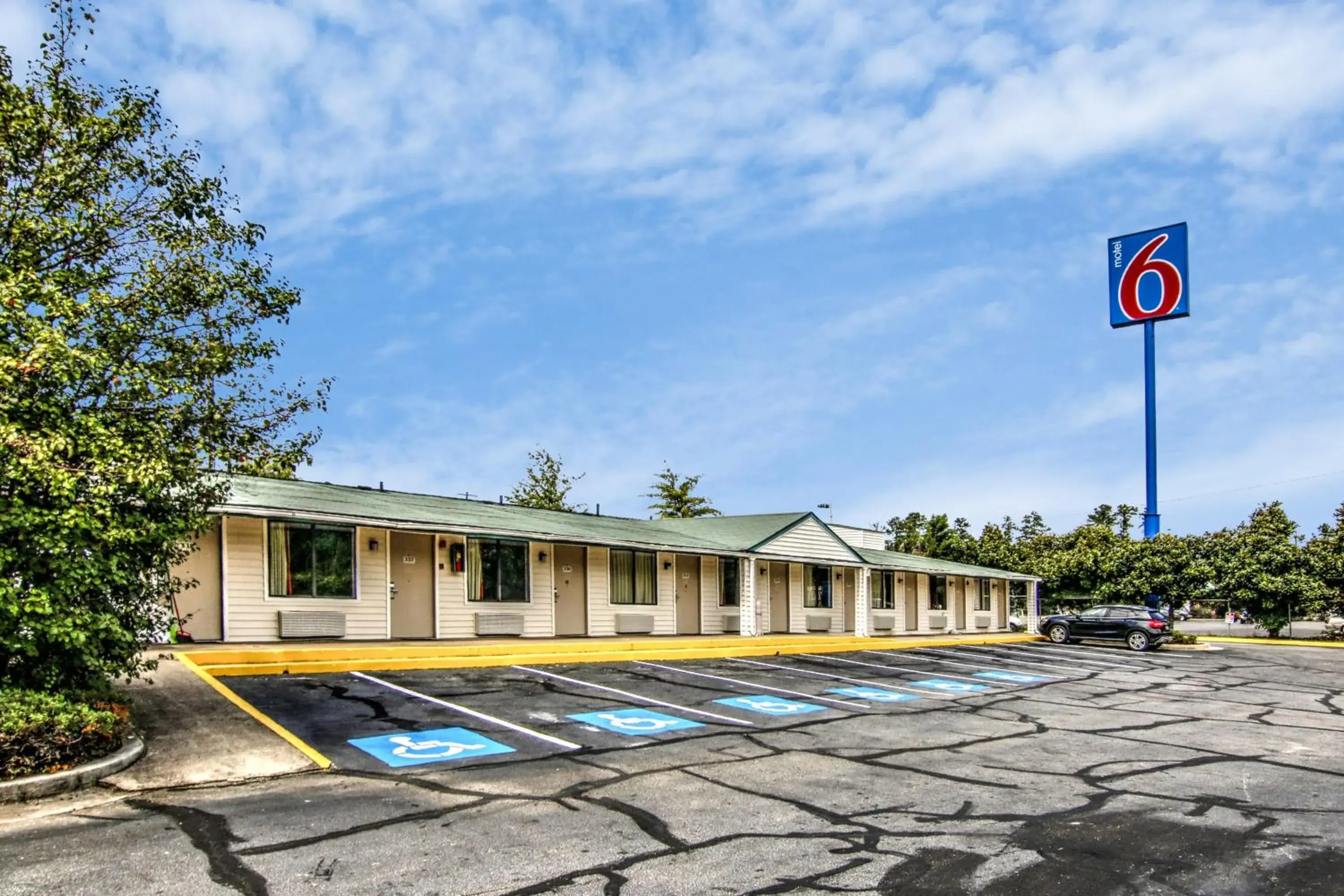 Facade/entrance, Swimming Pool in Motel 6-Union City, GA - Atlanta Airport