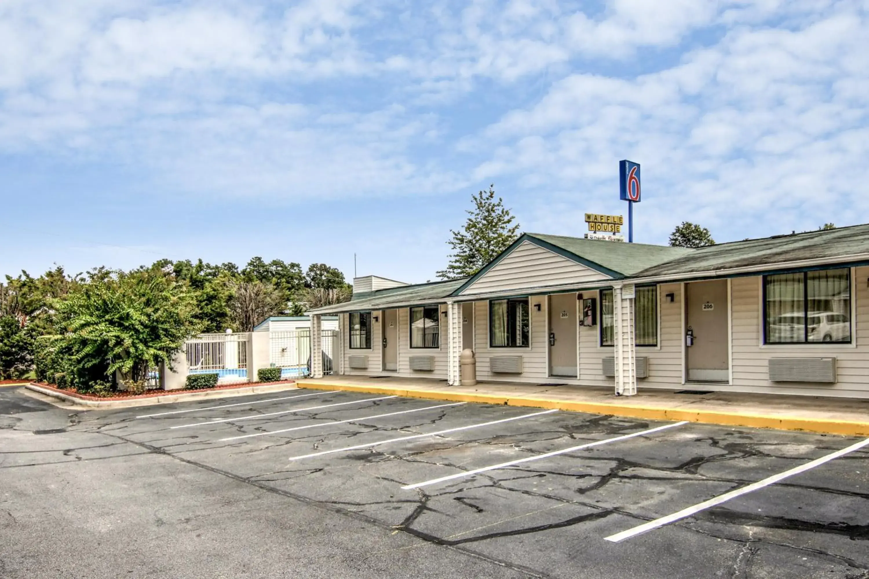 Facade/entrance, Property Building in Motel 6-Union City, GA - Atlanta Airport