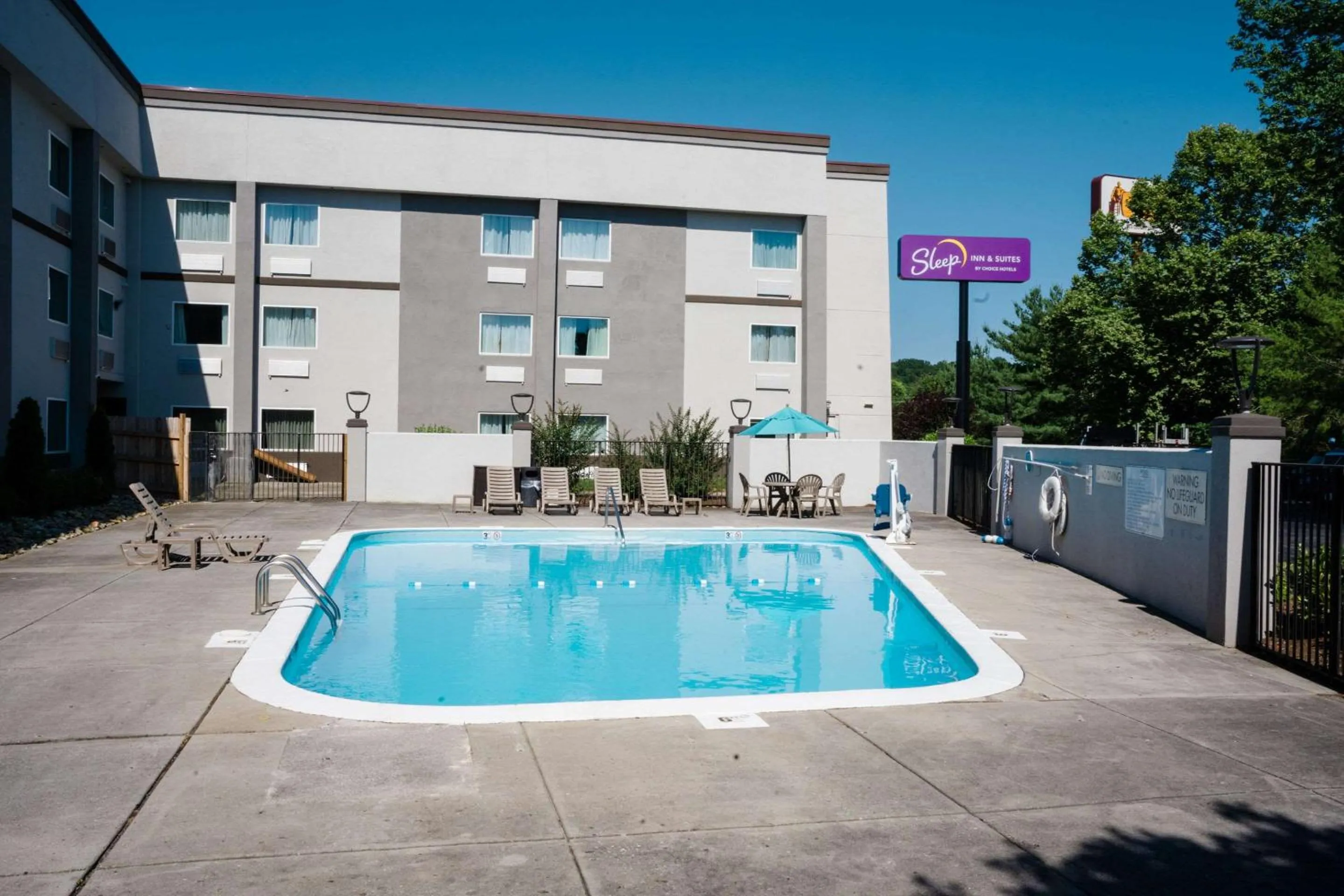 Swimming pool in Sleep Inn & Suites West Knoxville