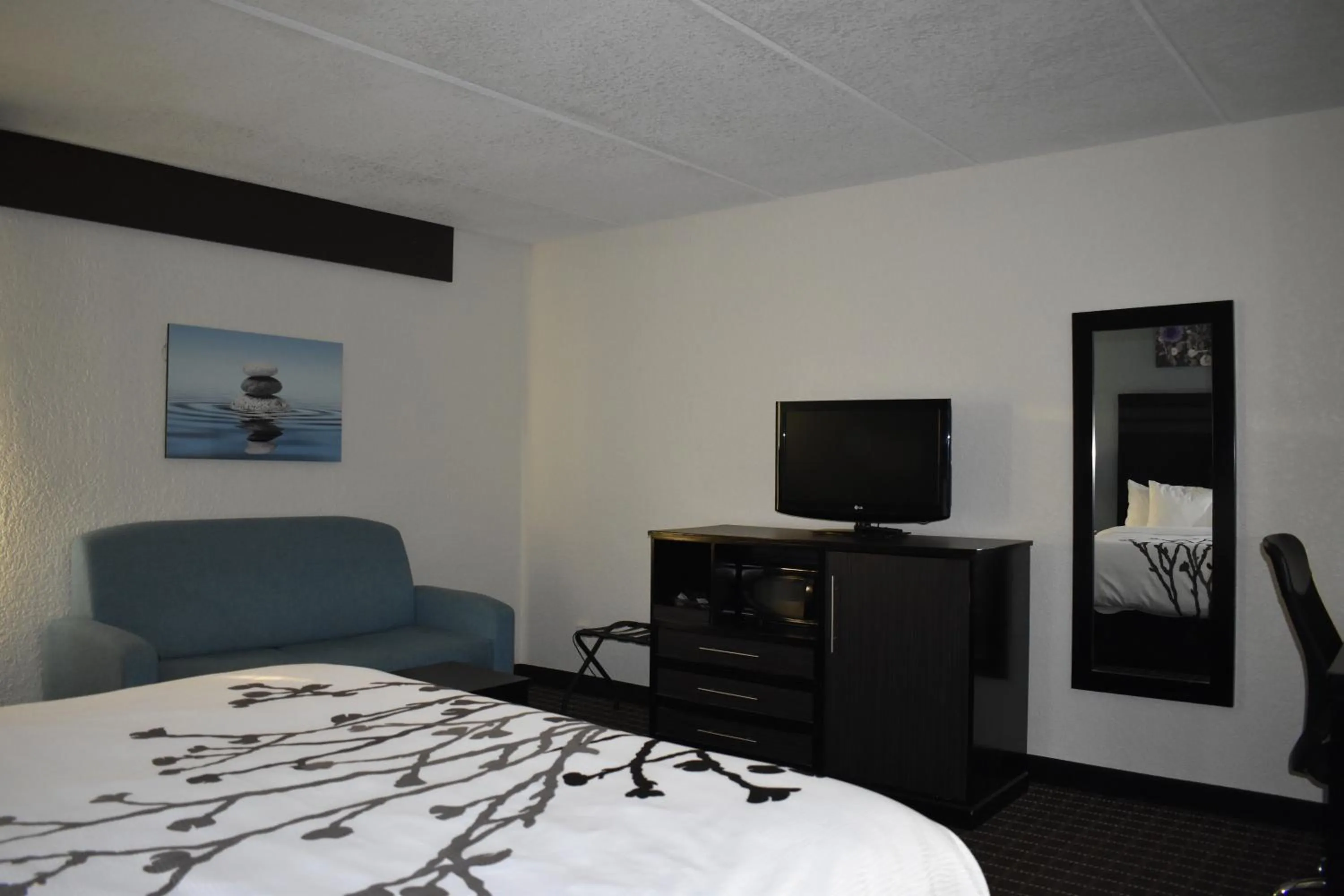 Photo of the whole room, Bed in Sleep Inn & Suites West Knoxville