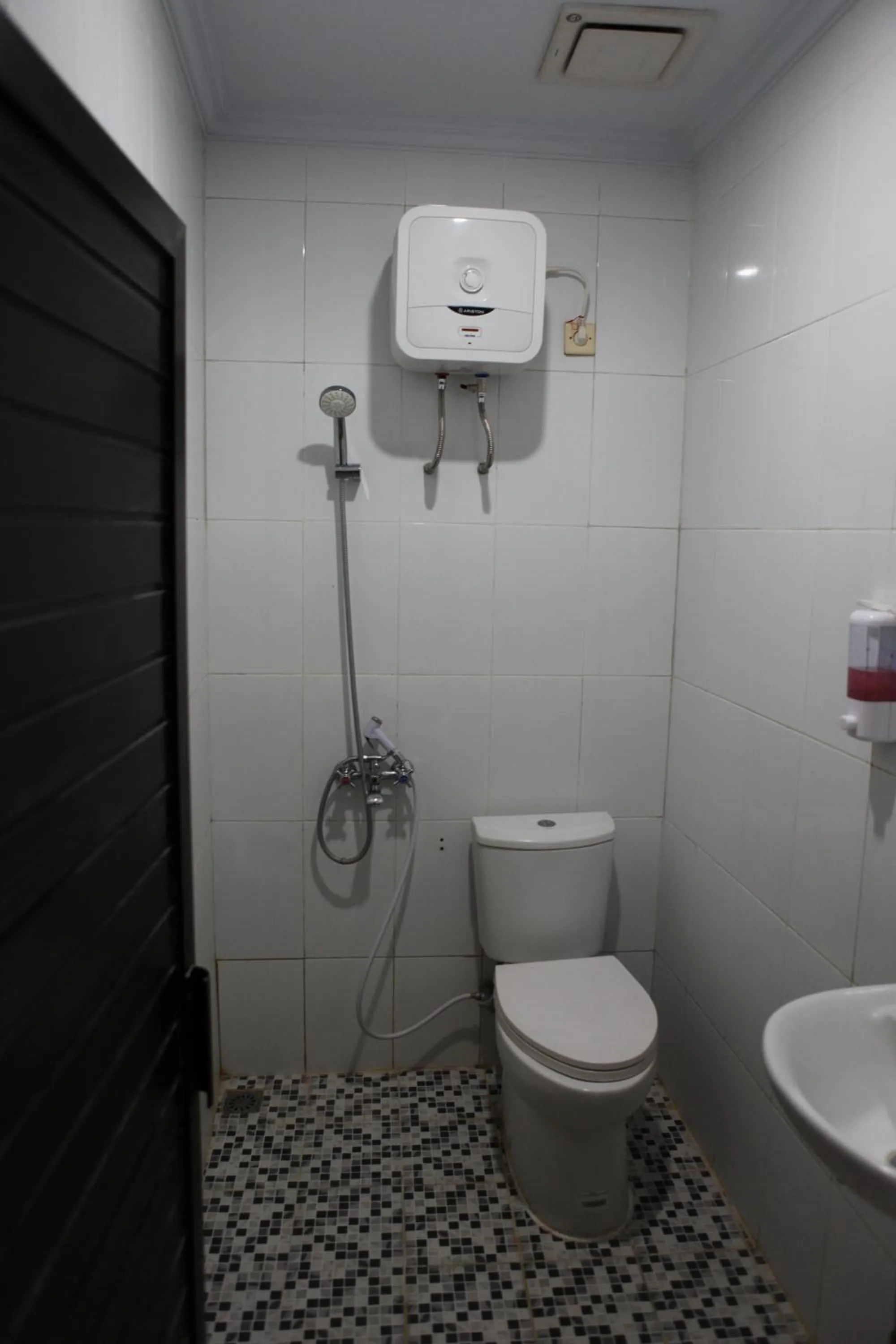 Shower in Rahayu Hotel Cirebon