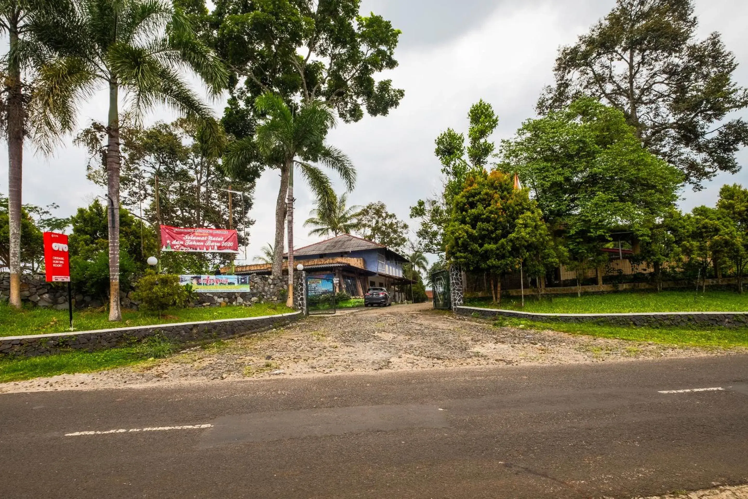 Facade/entrance in OYO 2278 Cikidang Hunting Resort Facade/entrance in OYO 2278 Cikidang Hunting Resort
