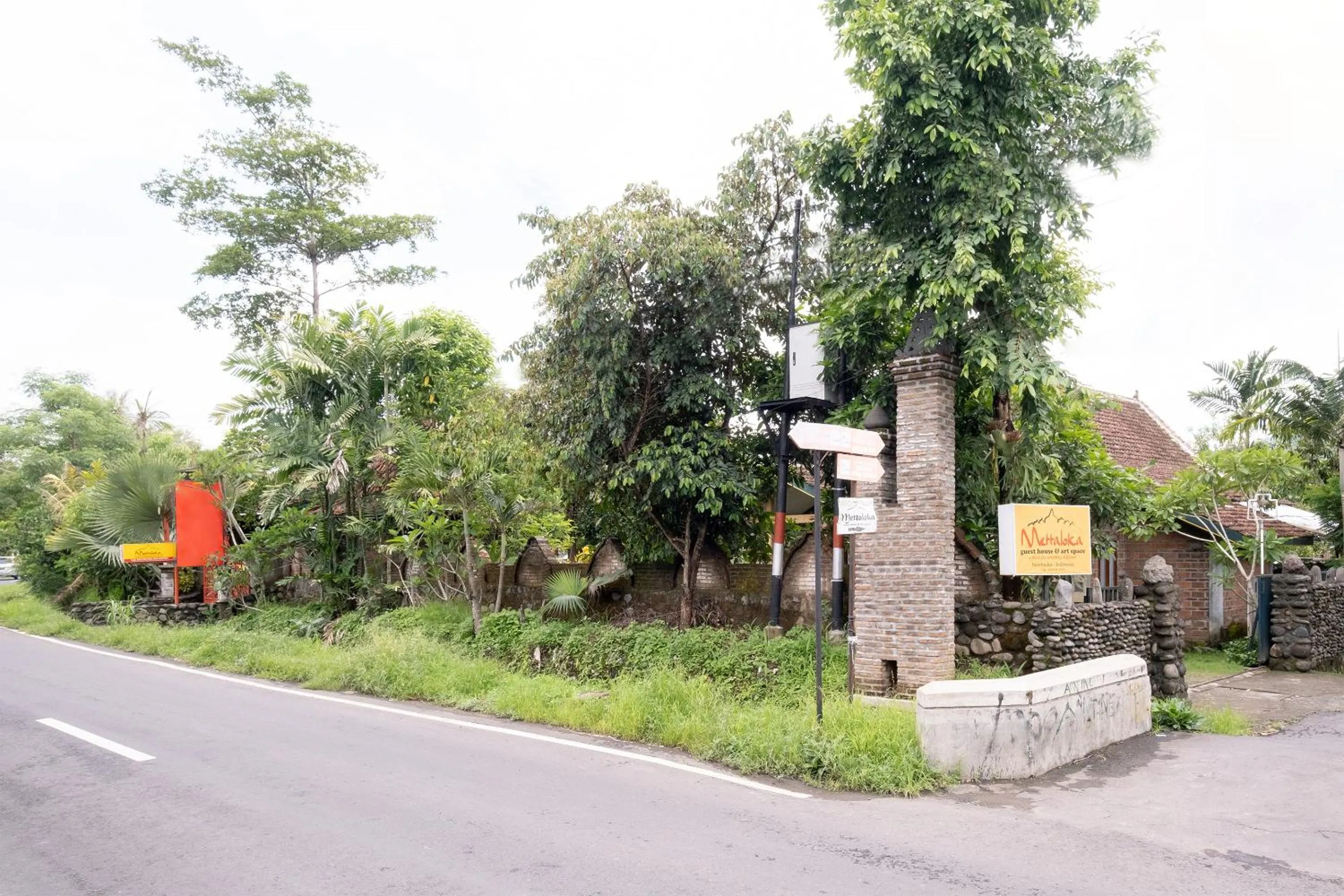 Facade/entrance in Mettaloka Guesthouse