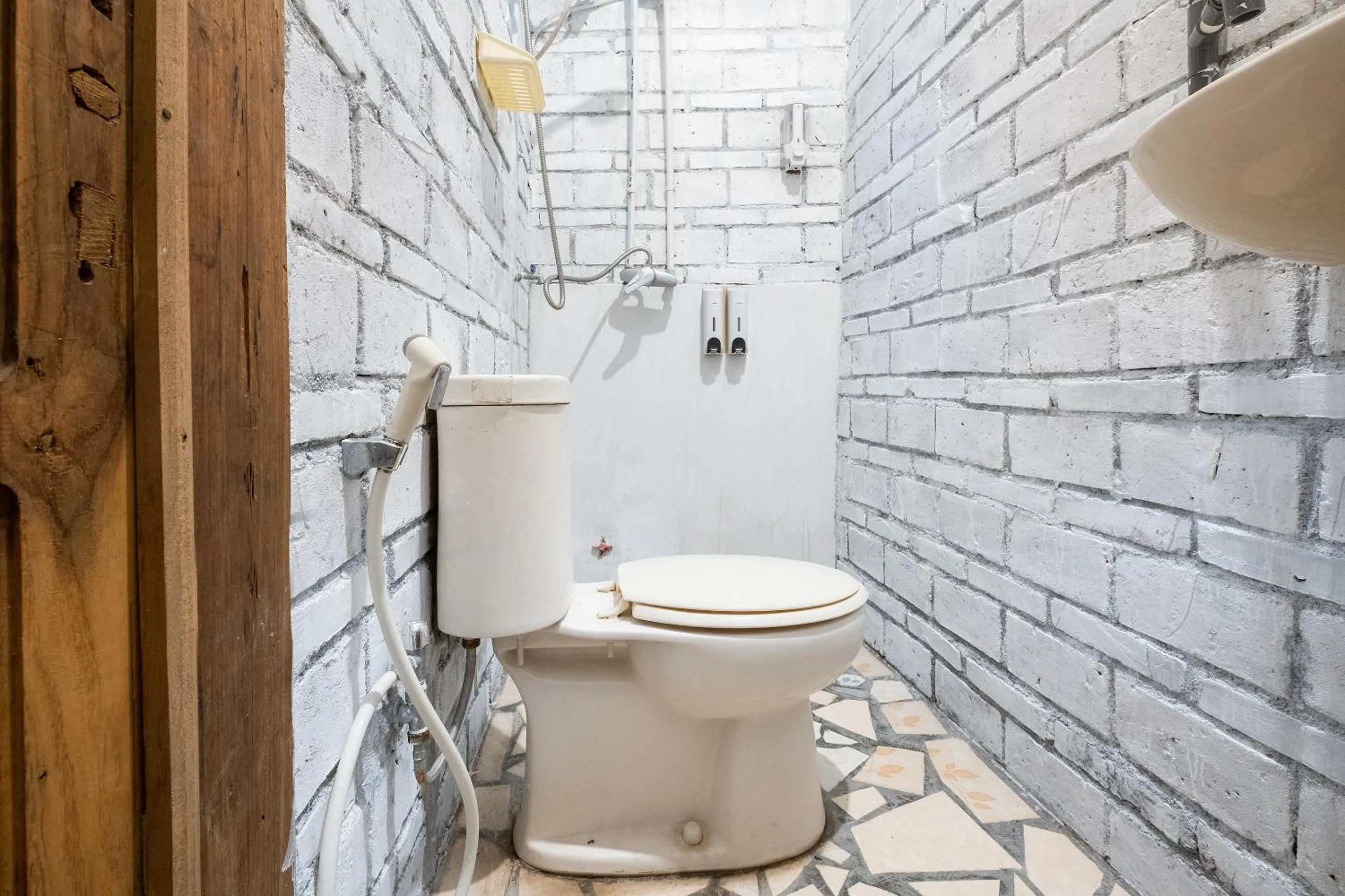 Toilet in Mettaloka Guesthouse