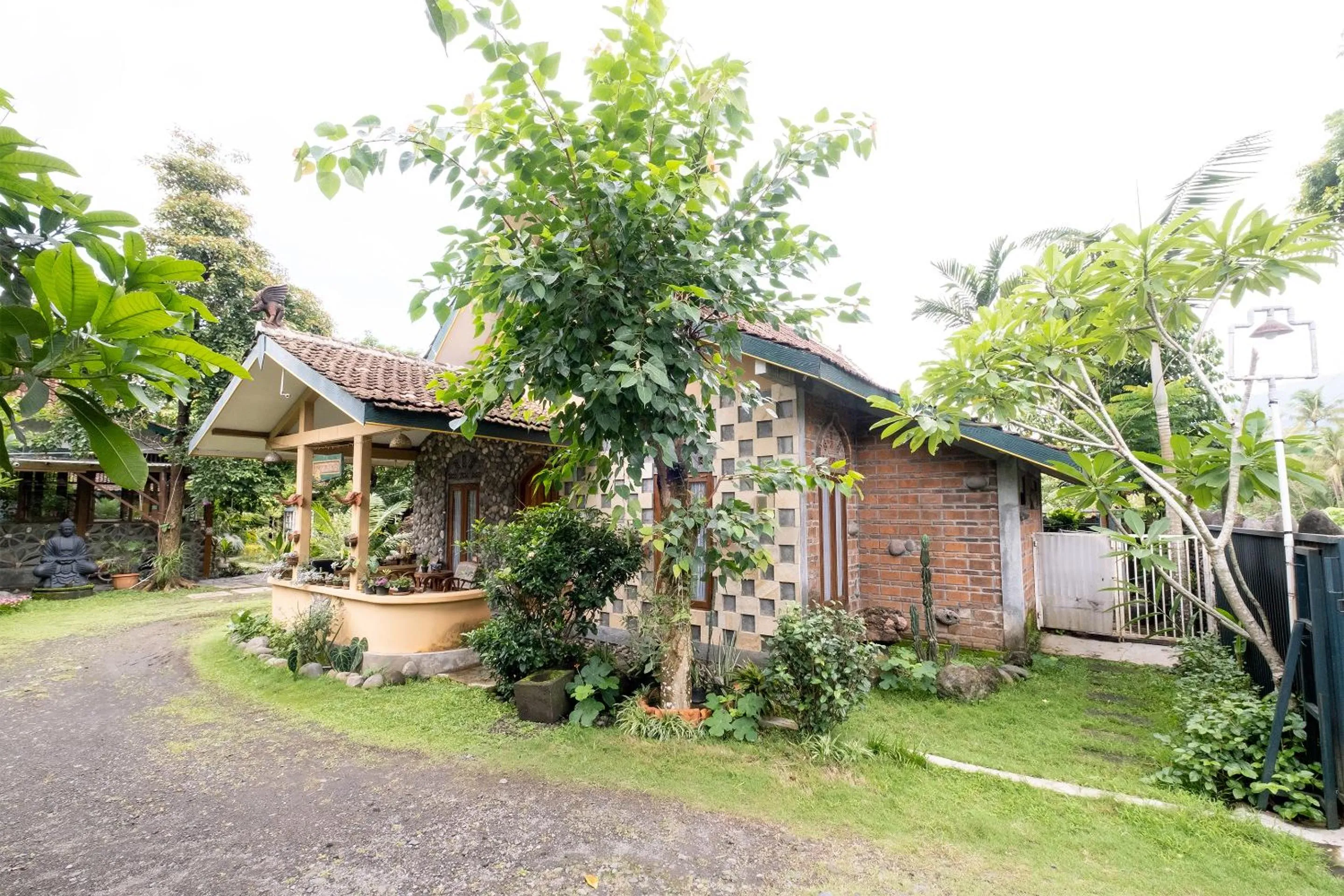 Property building in Mettaloka Guesthouse