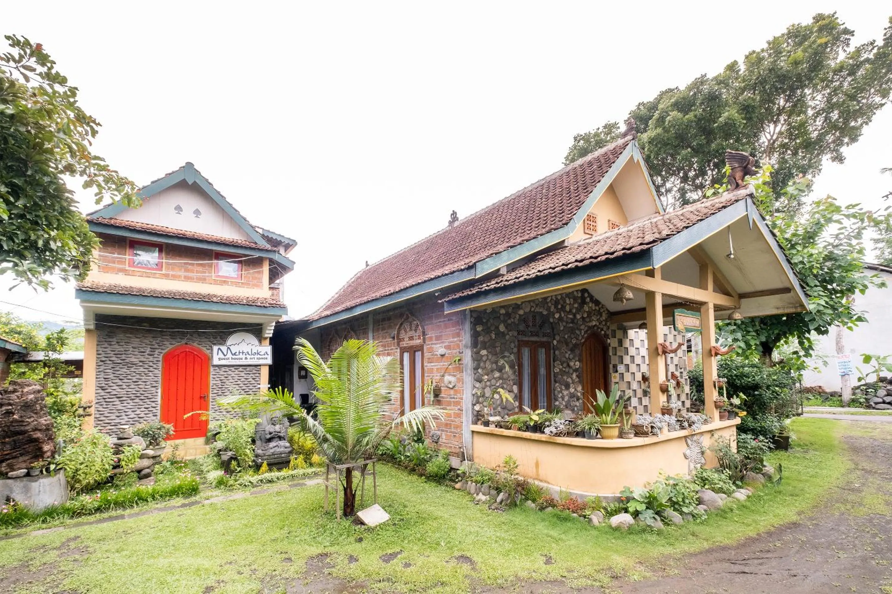 Property building in Mettaloka Guesthouse