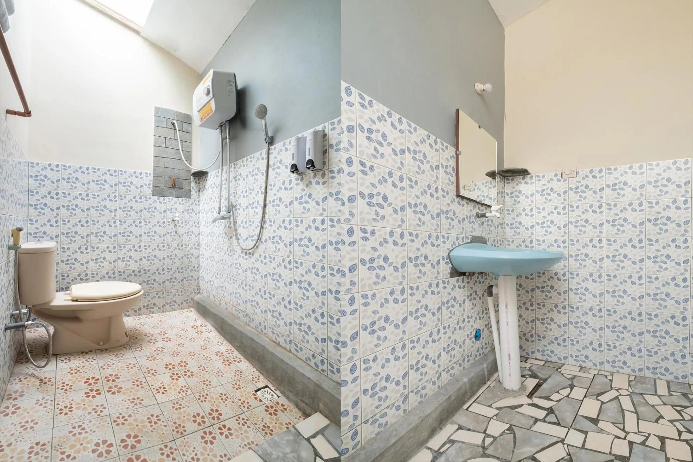 Shower in Mettaloka Guesthouse