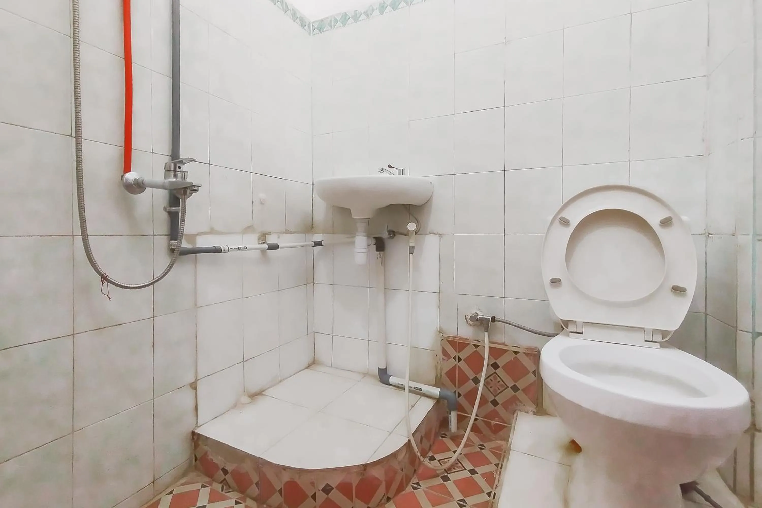 Bathroom in OYO 2301 Hocky Guest House