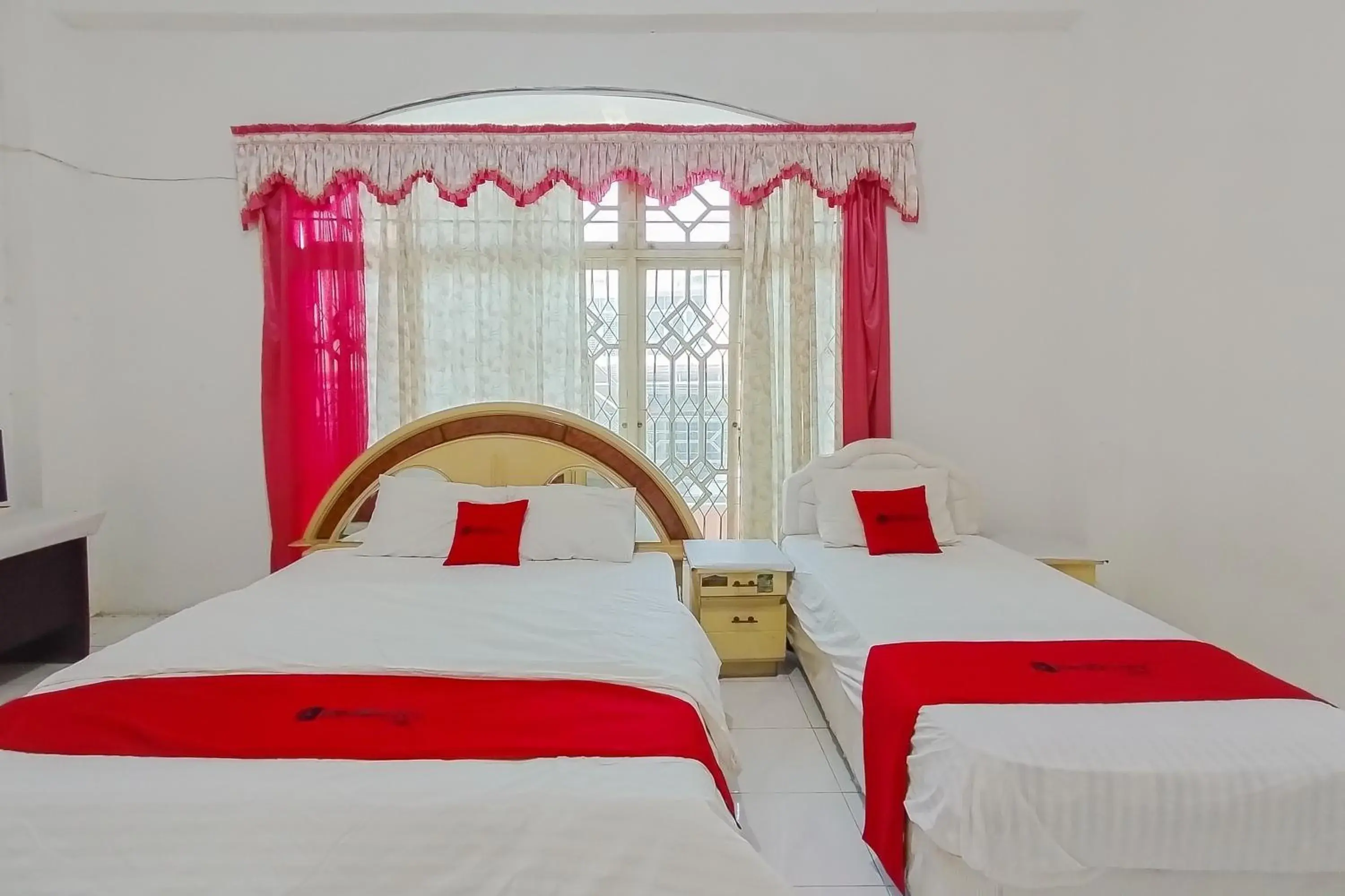 Family Room in RedDoorz near Gapura Kota Banjarmasin Family Room in RedDoorz near Gapura Kota Banjarmasin