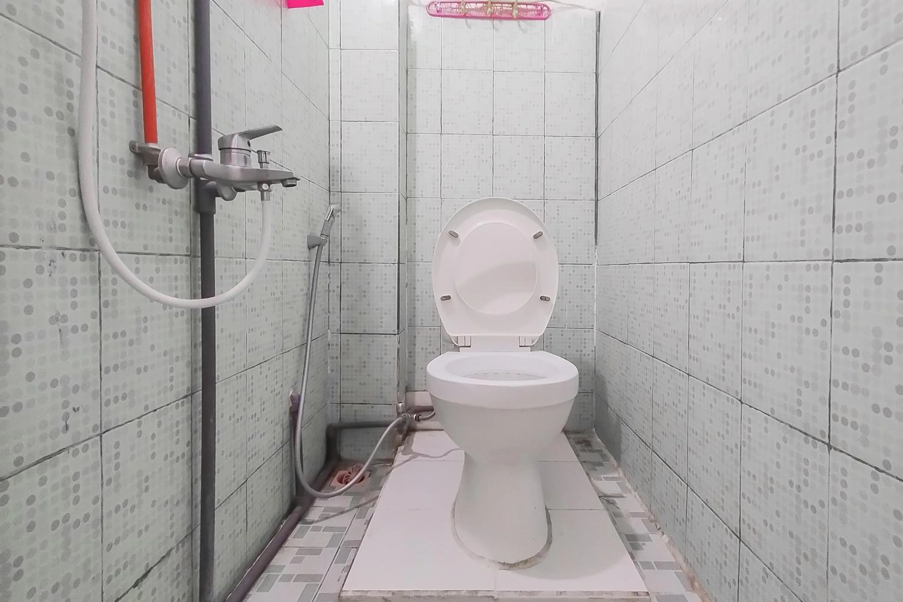 Bathroom in OYO 2301 Hocky Guest House