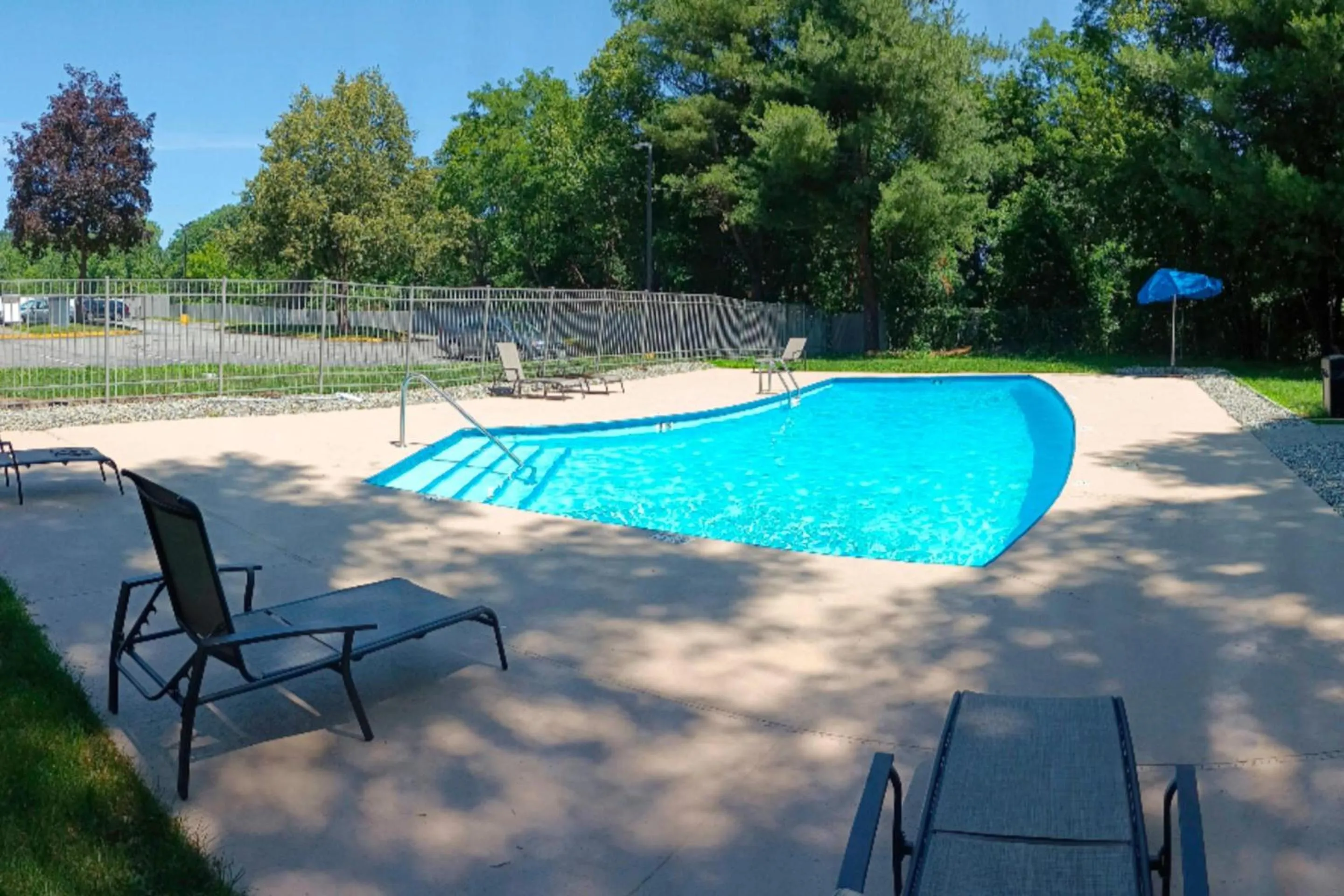 Swimming pool in Quality Inn Spring Valley - Nanuet