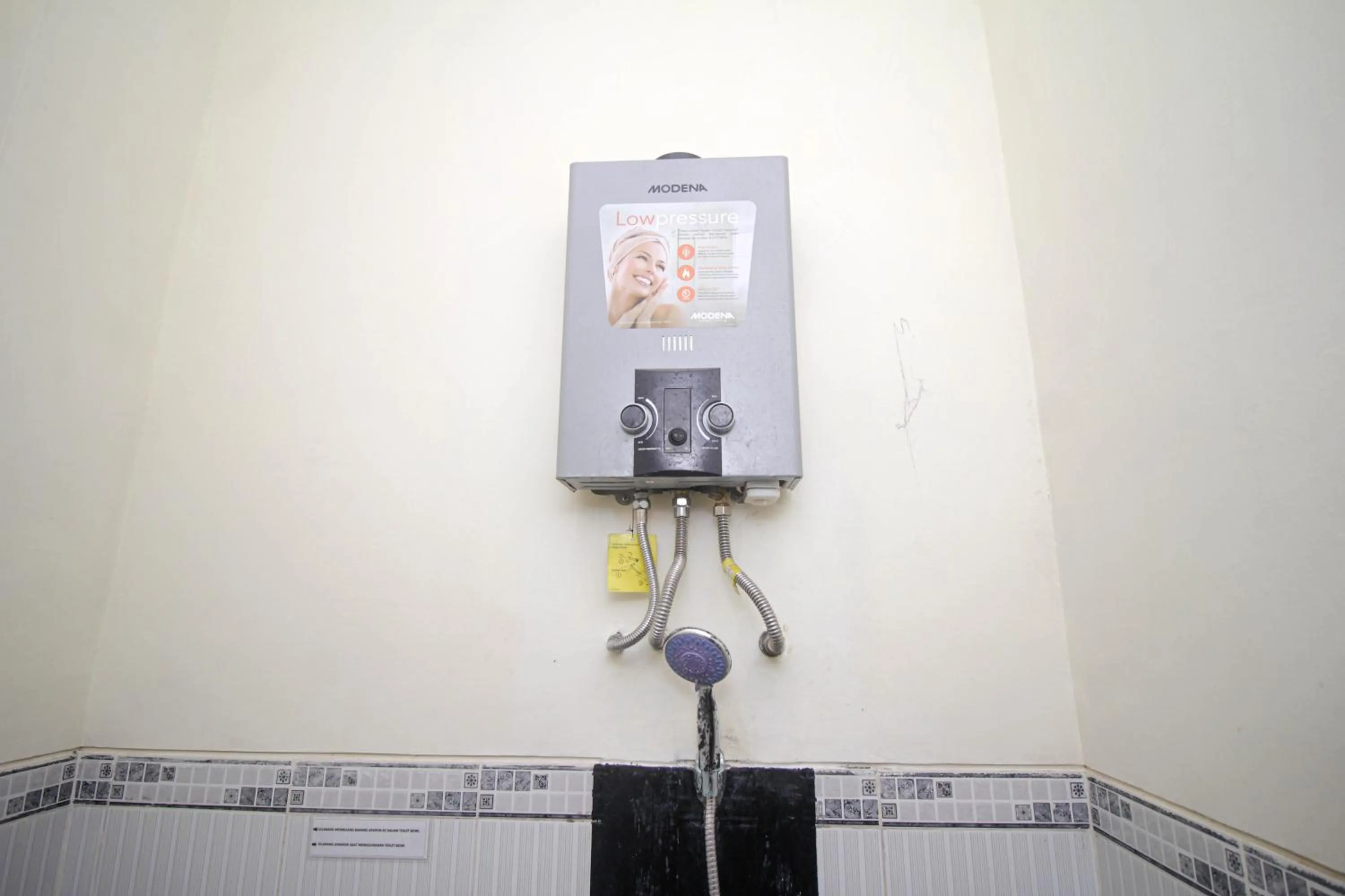 Bathroom in Capital O 2258 Santana Syariah Guest House