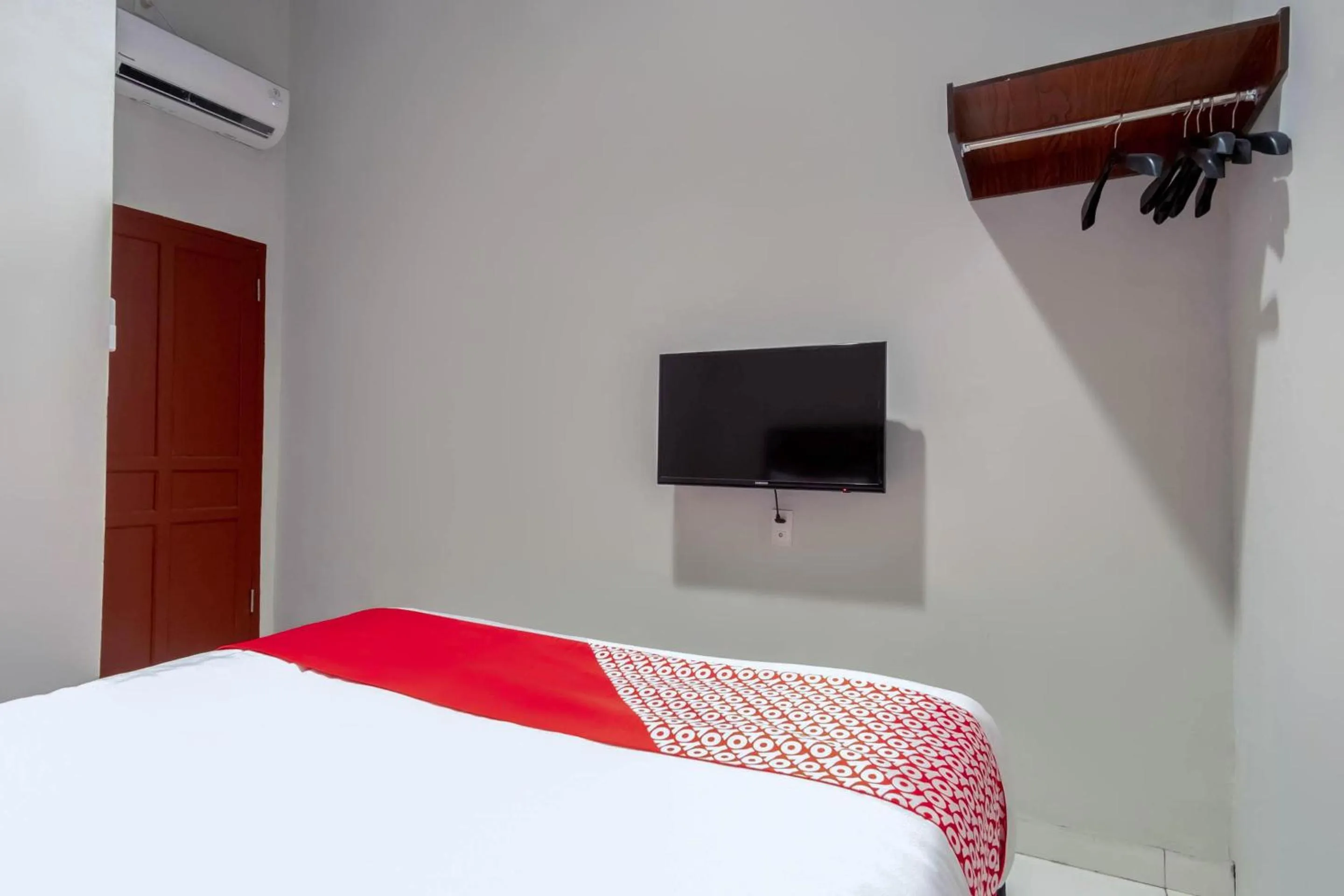 Bedroom, Bed in Hotel O HOMESTAY JAYA