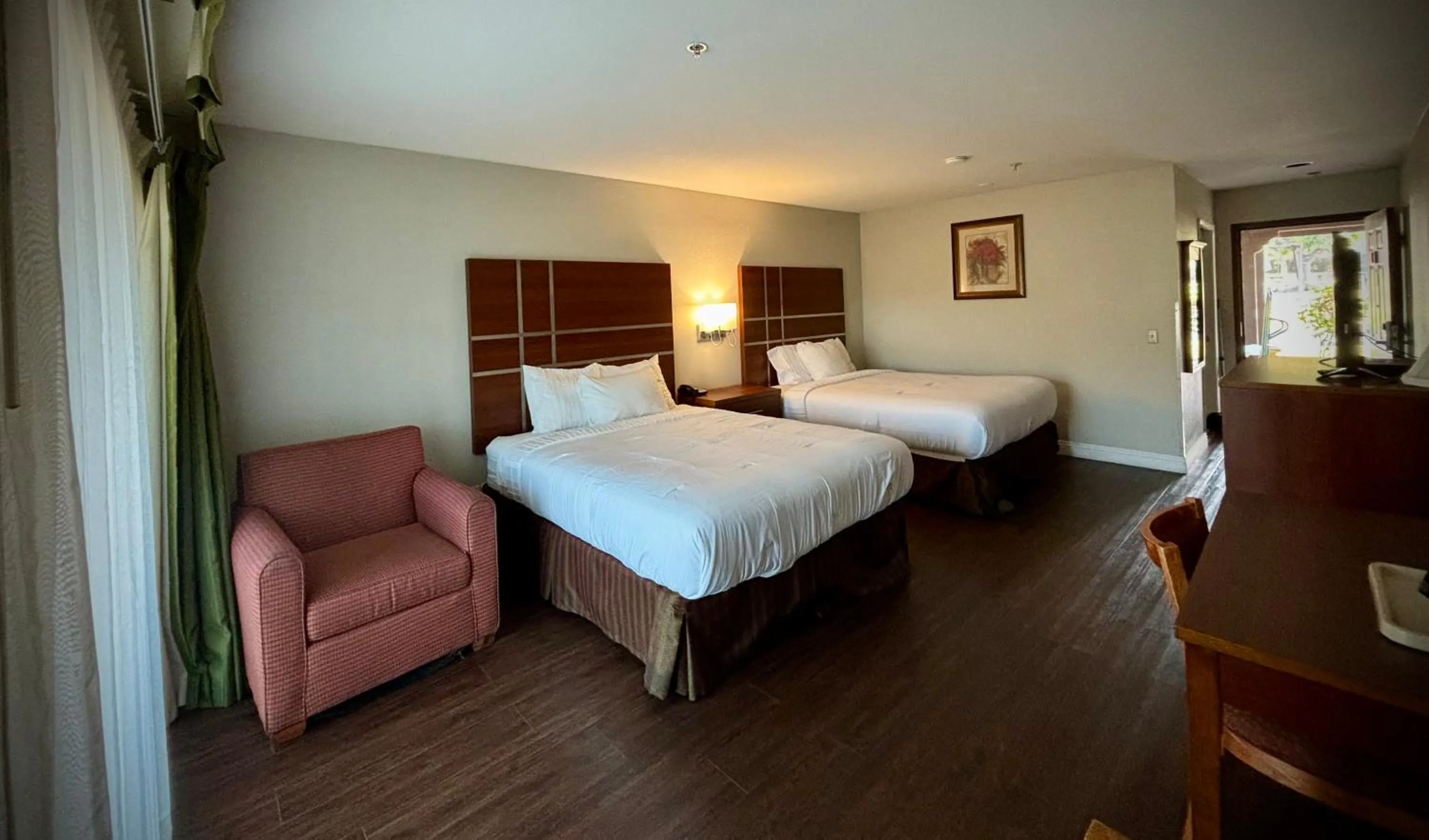 Photo of the whole room, Bed in Western Holiday Lodge