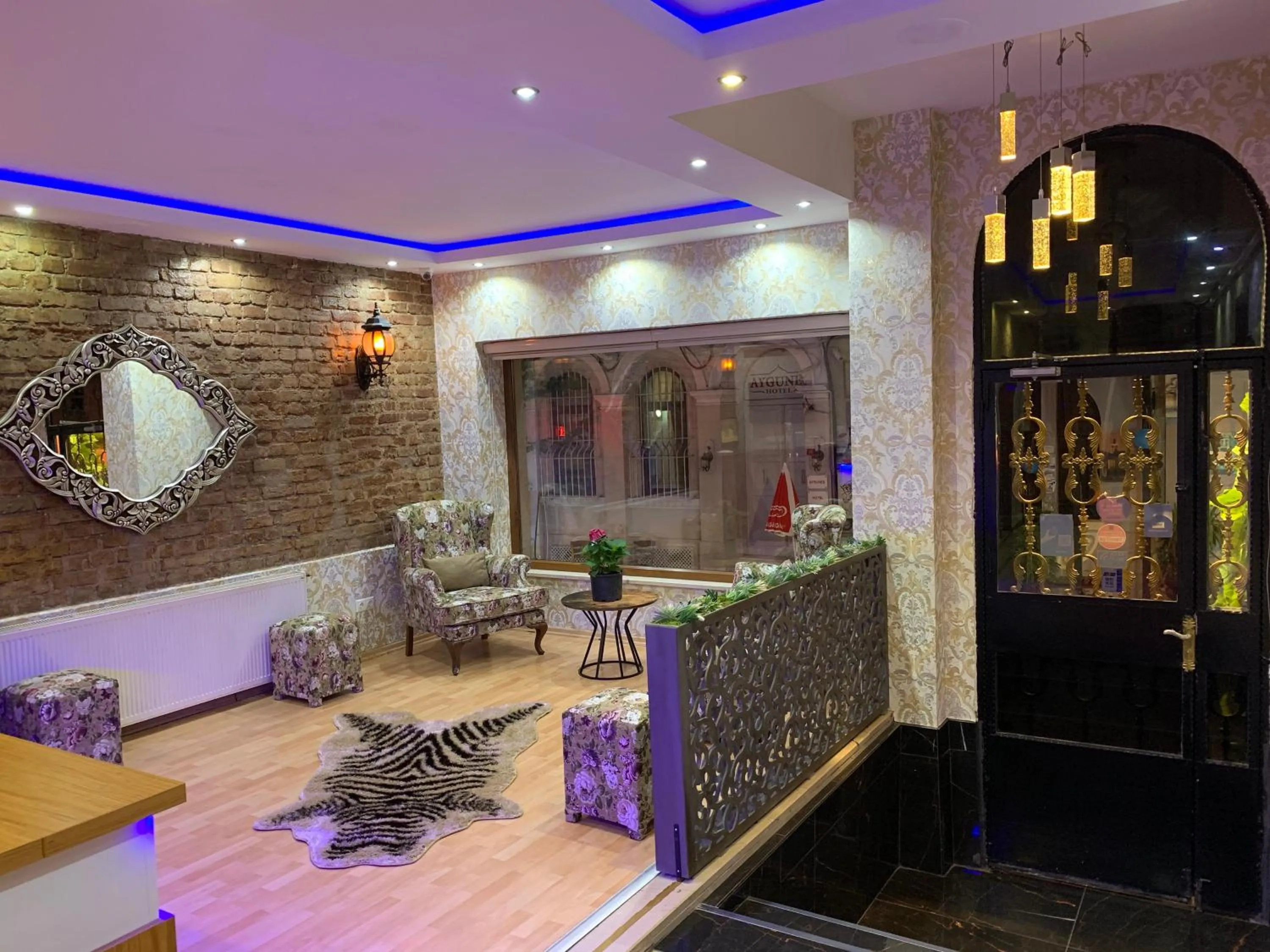 Facade/entrance in Taxim Hotel Marin