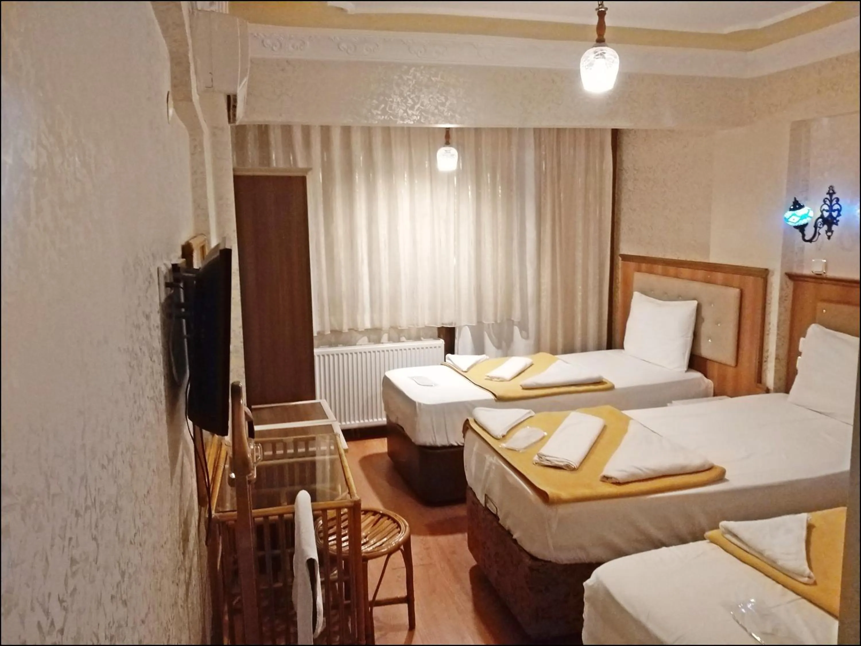 Photo of the whole room, Bed in Istanbul Sydney Hotel