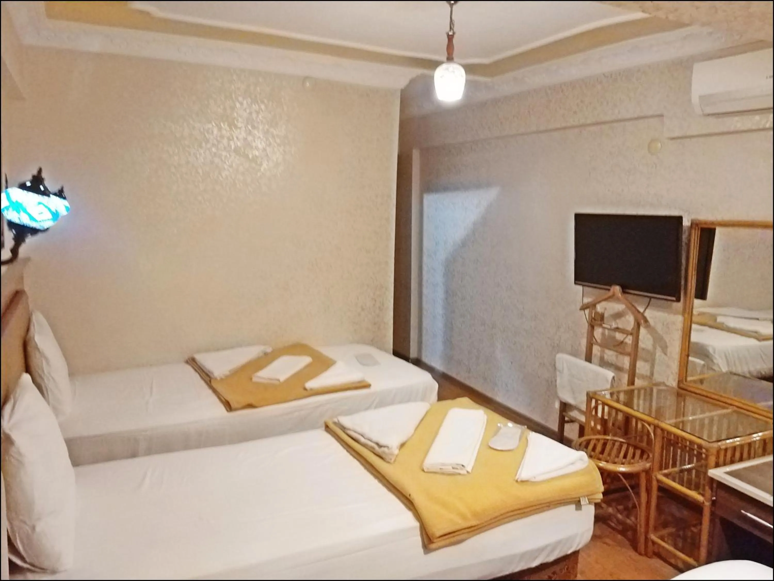 Photo of the whole room, Bed in Istanbul Sydney Hotel