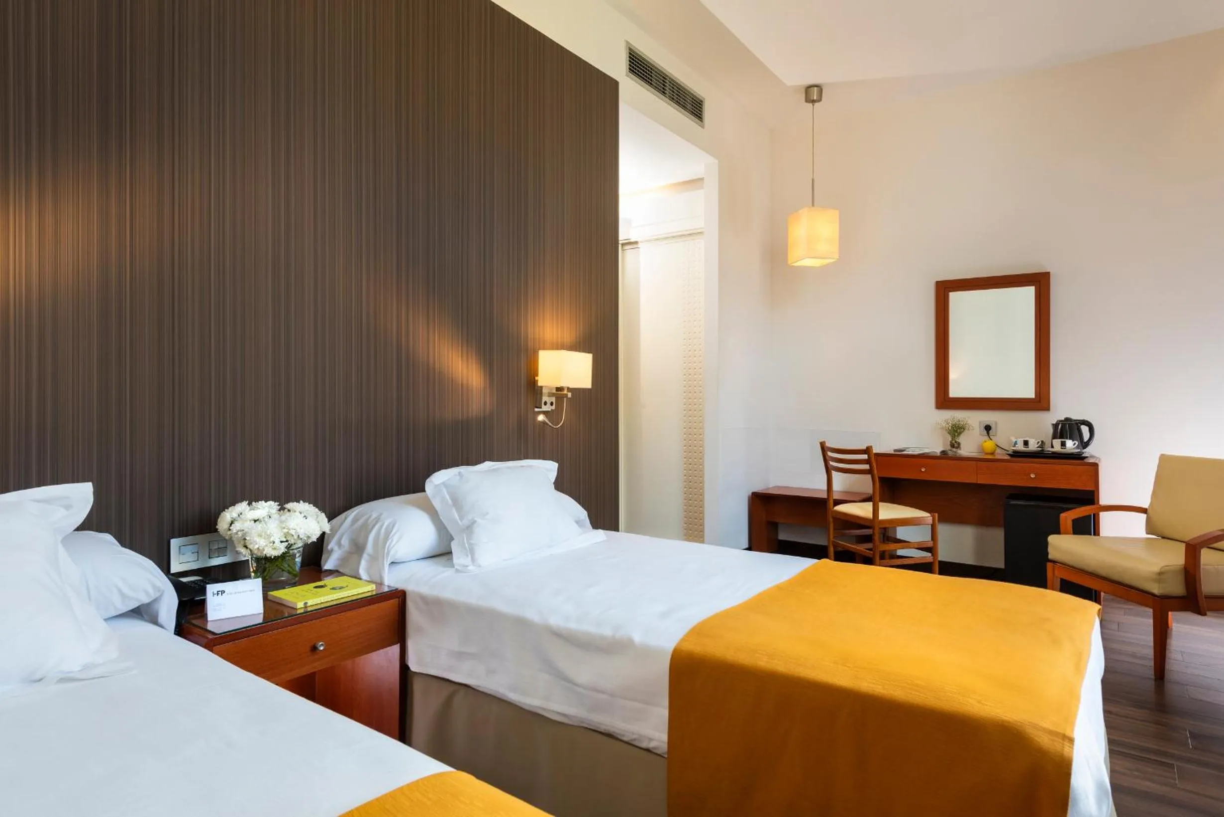 Photo of the whole room, Bed in Hotel de Francia y París