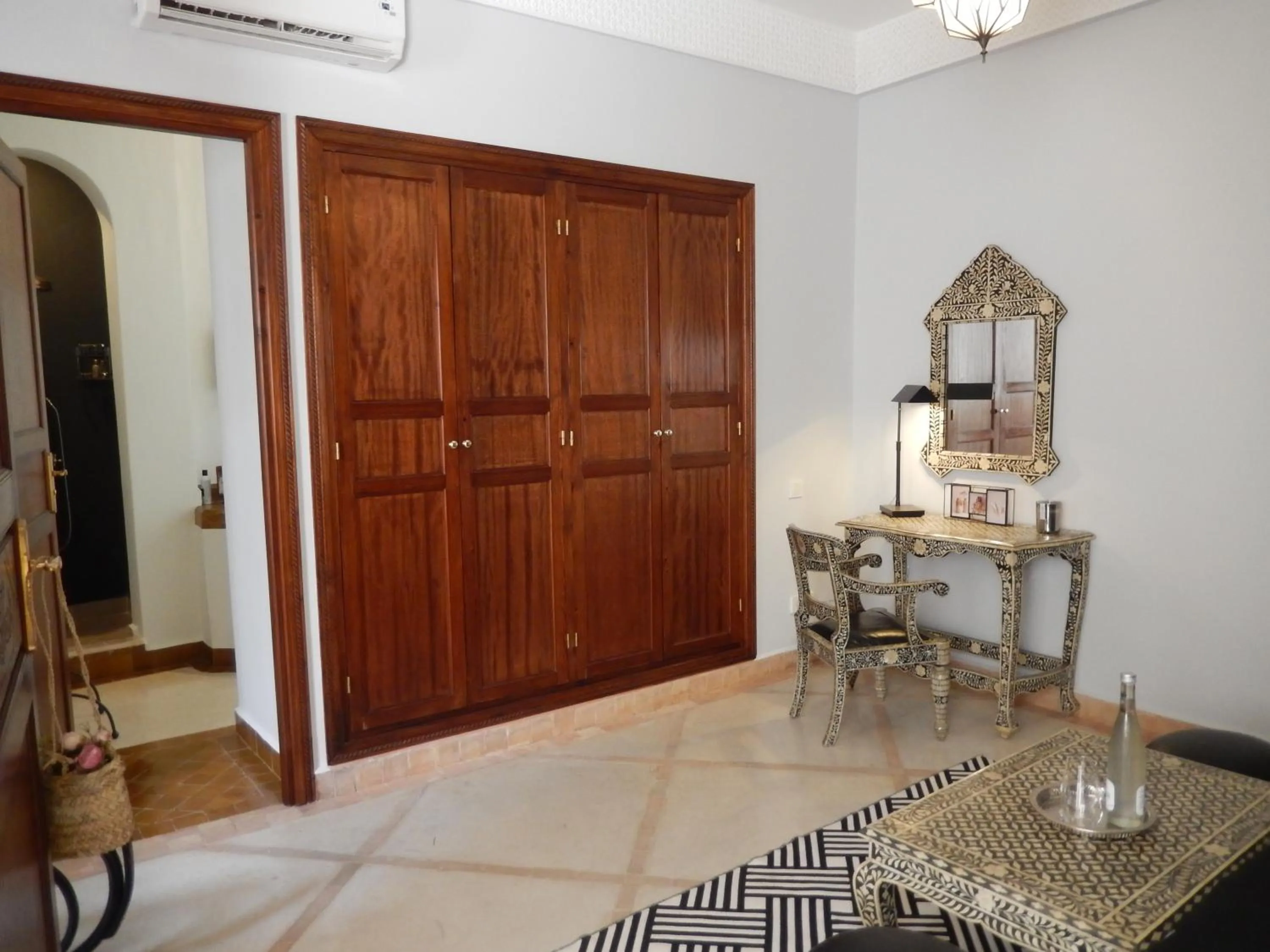 Photo of the whole room in La Claire Fontaine