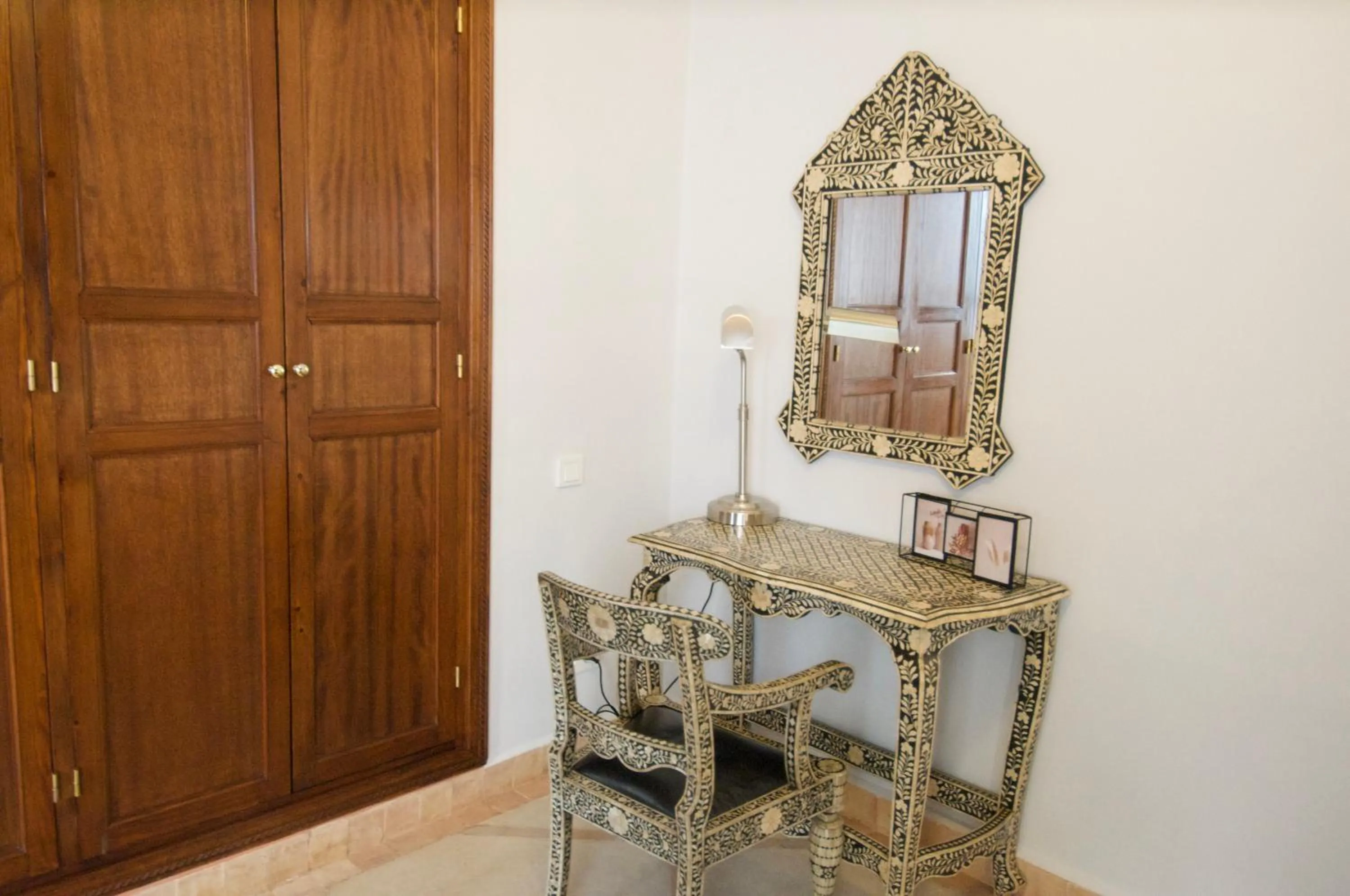 Photo of the whole room in La Claire Fontaine