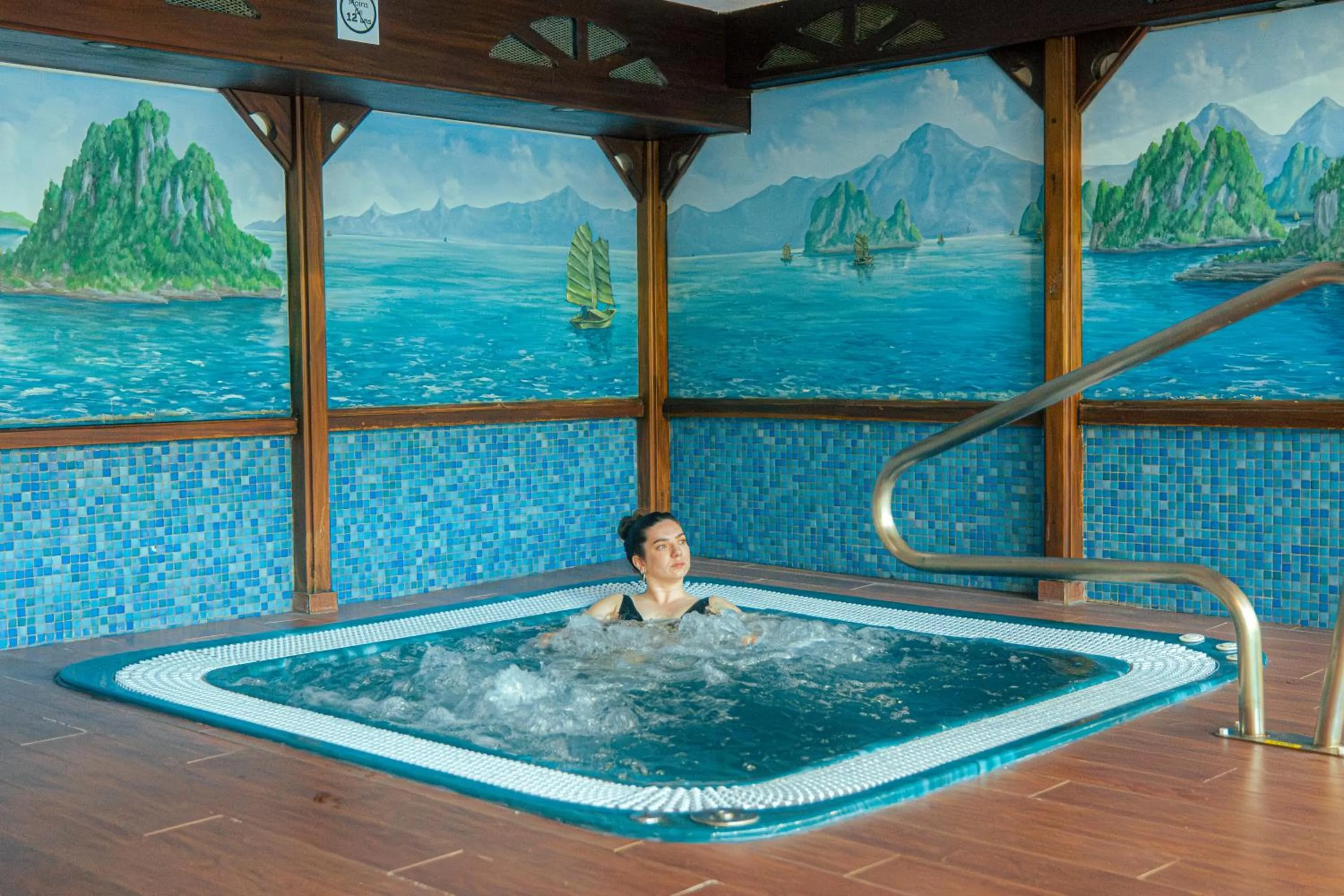 Hot Tub in Hotel Les Vallées Labellemontagne