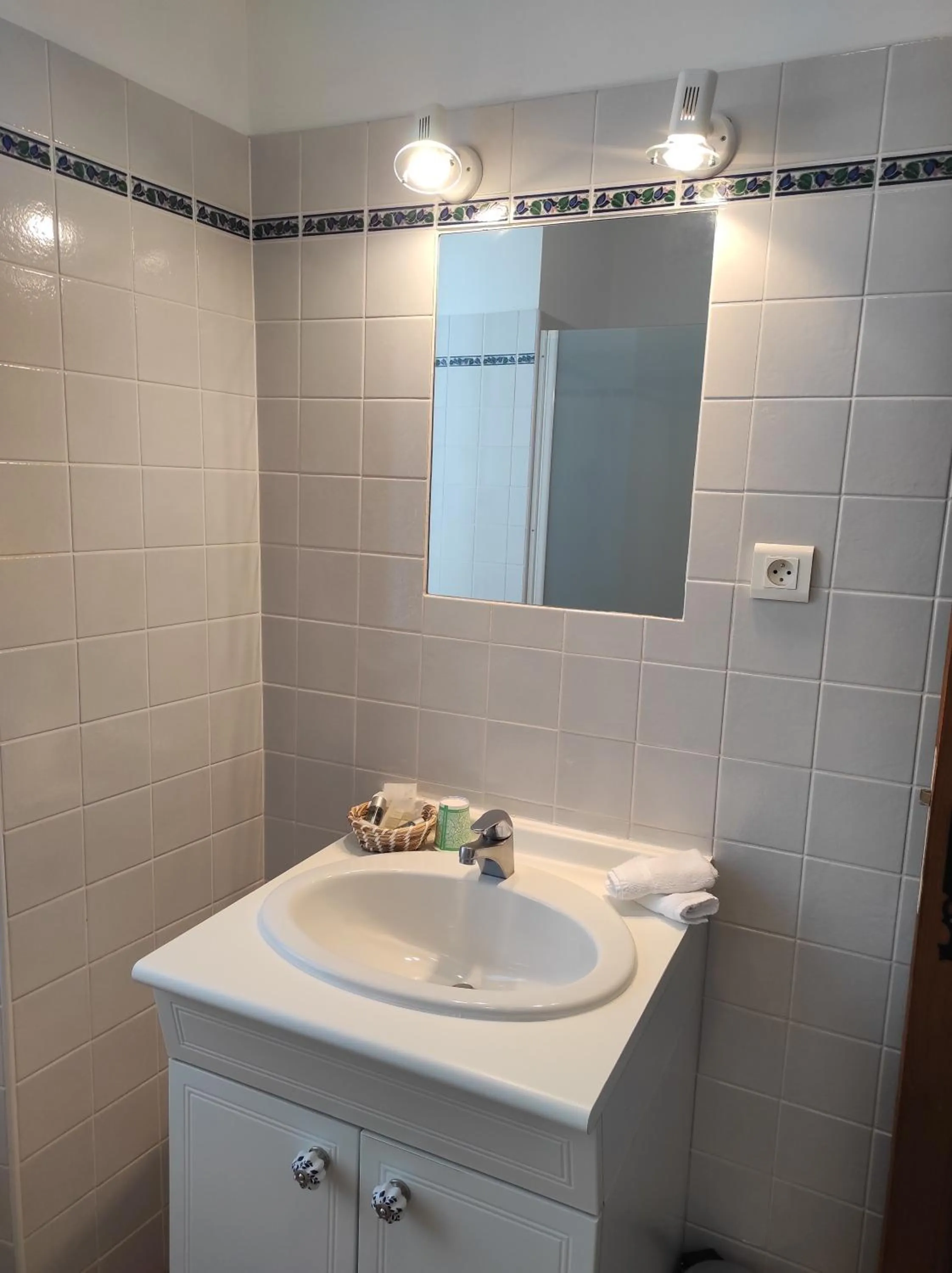 Bathroom in Logis Hôtel Restaurant Gîte La Bastide du Vébron