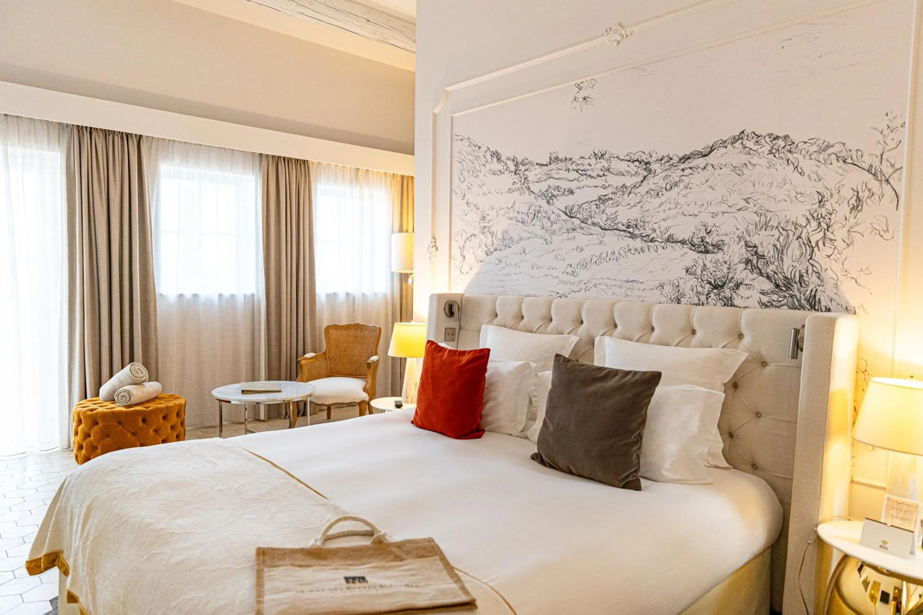 Photo of the whole room, Bed in Mas des Herbes Blanches Hôtel & Spa – Relais & Châteaux