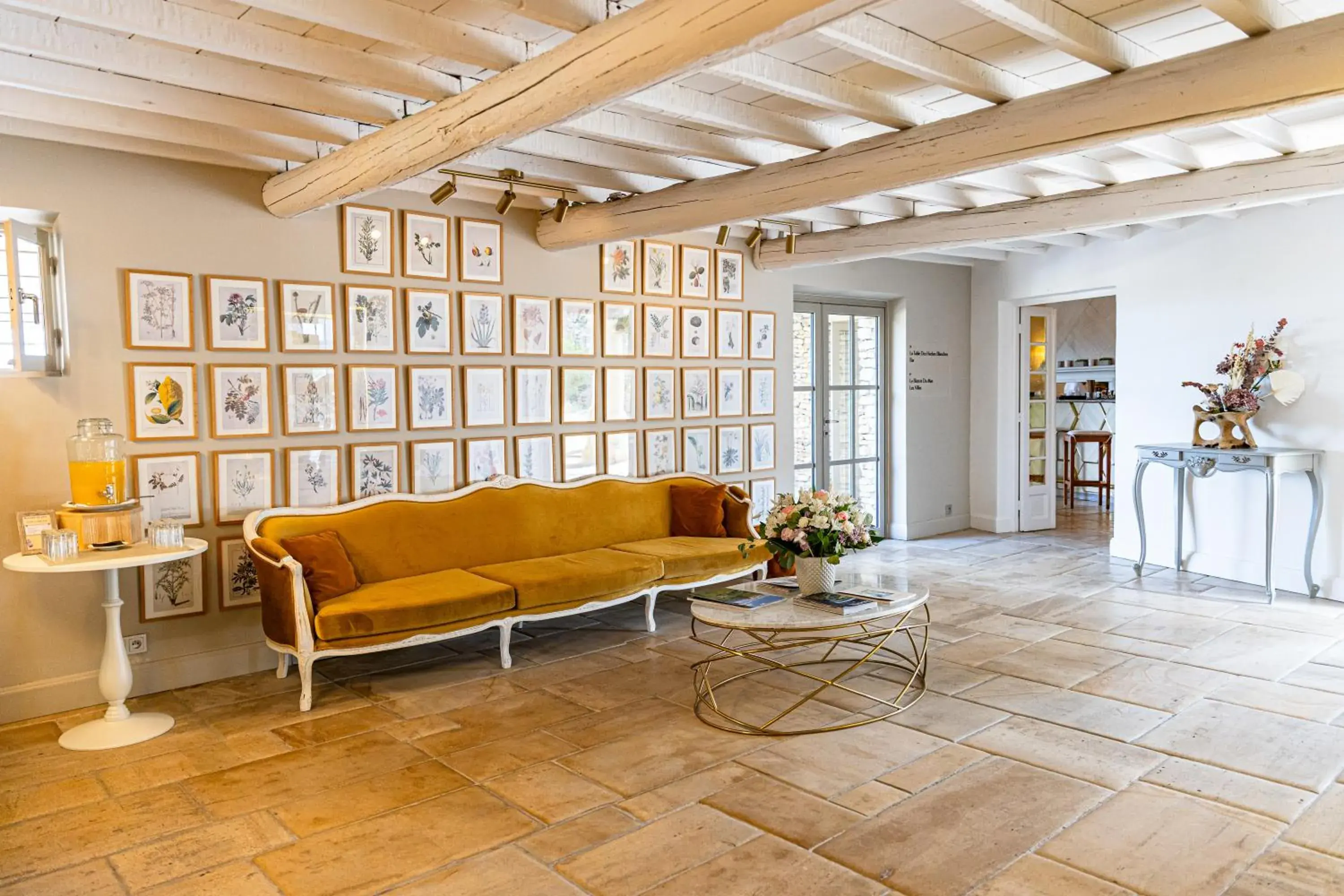 Lobby or reception in Mas des Herbes Blanches Hôtel & Spa – Relais & Châteaux Lobby or reception in Mas des Herbes Blanches Hôtel & Spa – Relais & Châteaux