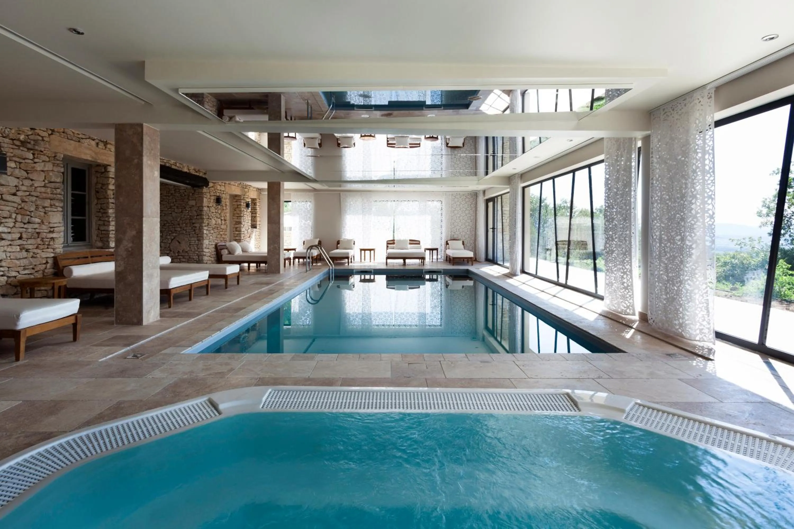 Hot Tub in Mas des Herbes Blanches Hôtel & Spa – Relais & Châteaux