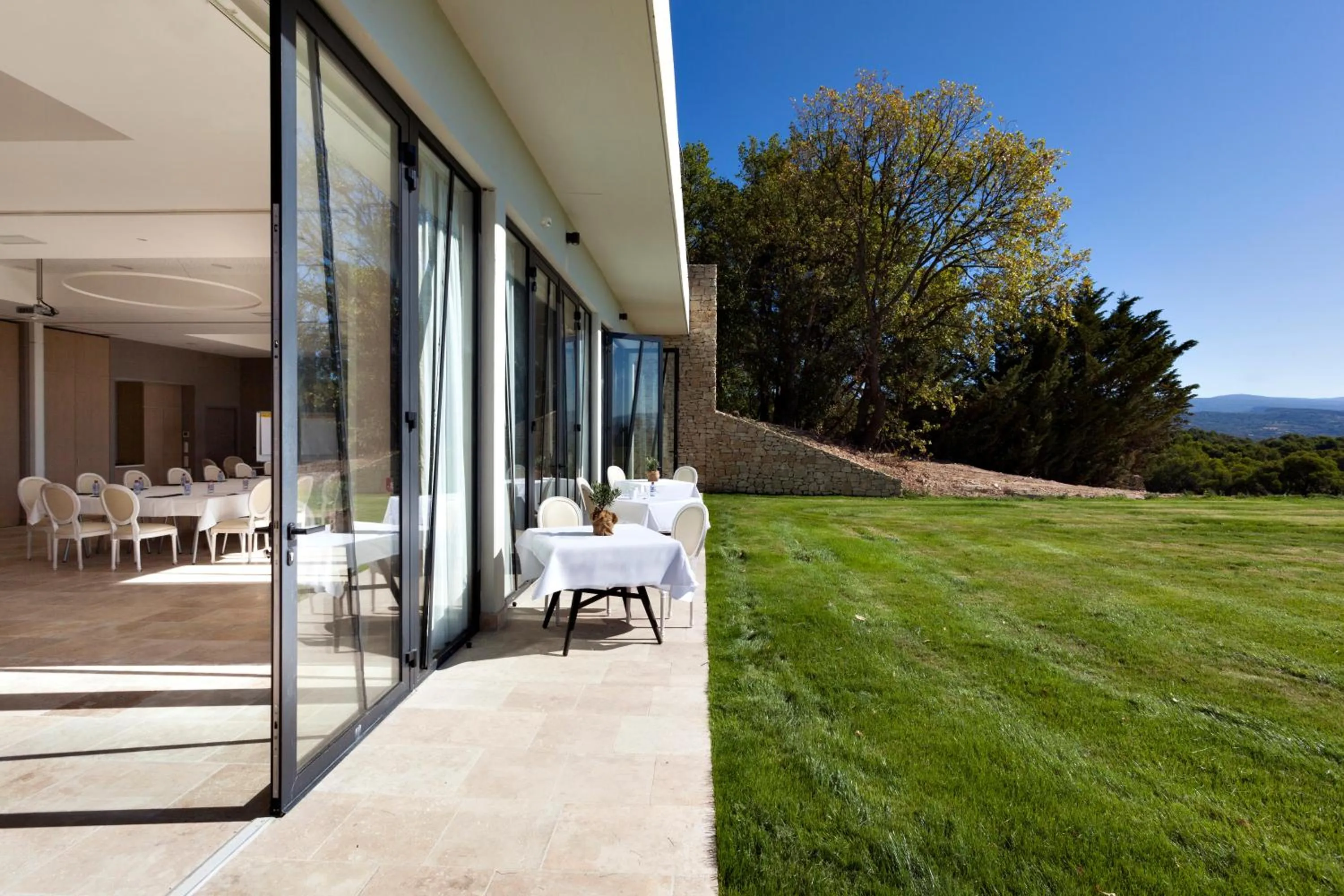 Patio in Mas des Herbes Blanches Hôtel & Spa – Relais & Châteaux