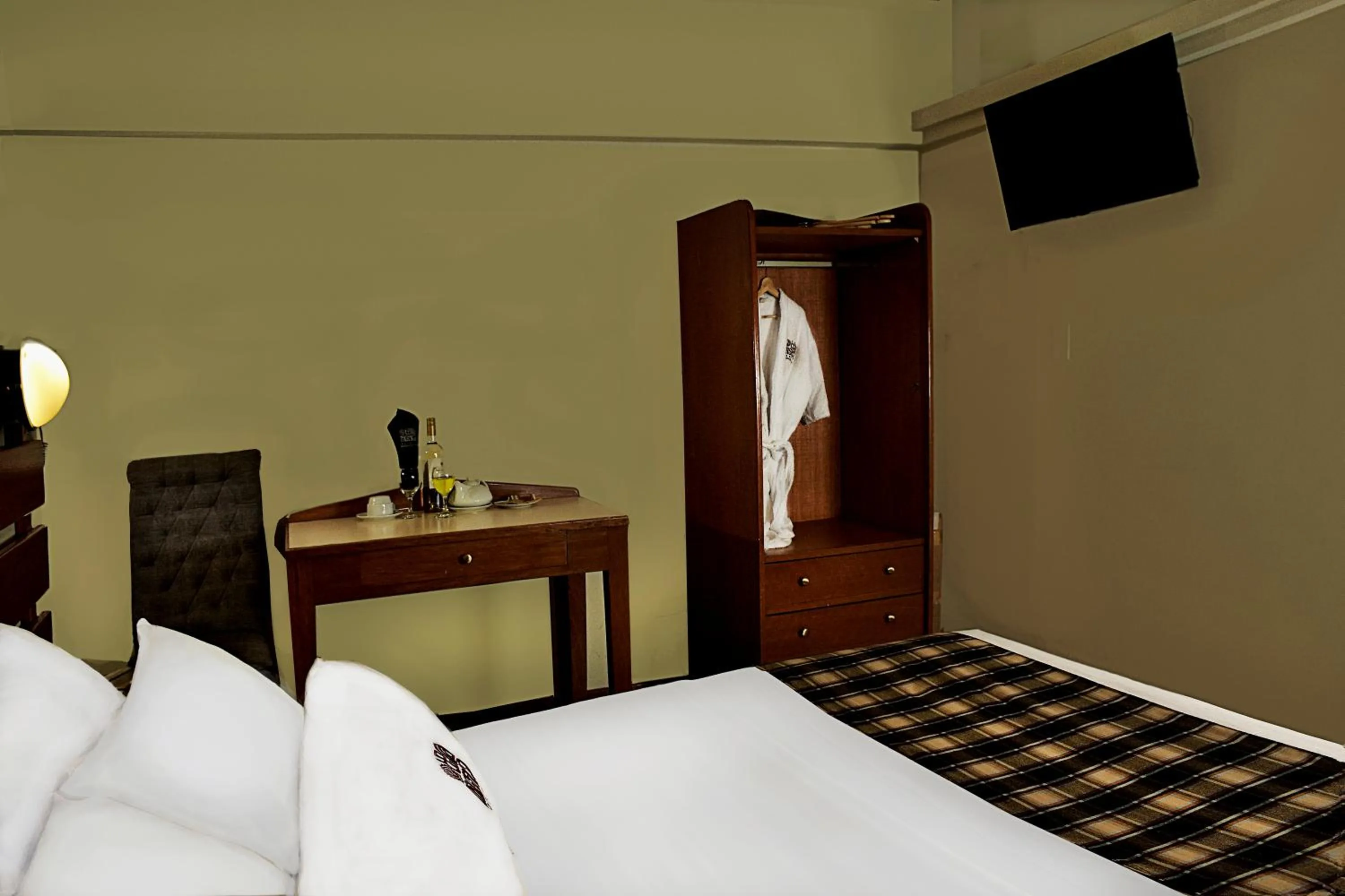 Photo of the whole room, Bed in TERRAMISTICA CENTRO BY Casa Consuelo