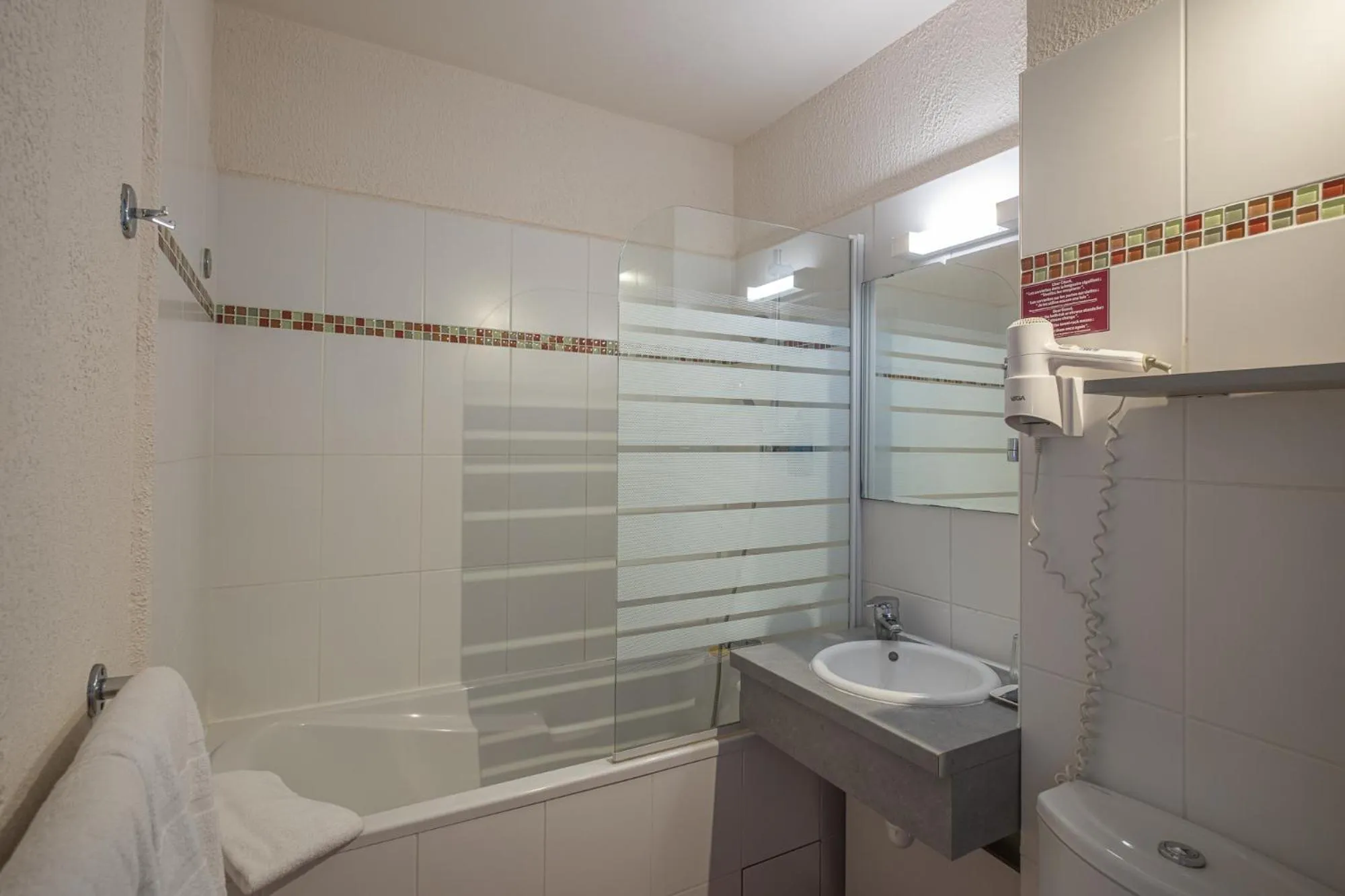 Bathroom in Brit Hotel Opal Centre Port