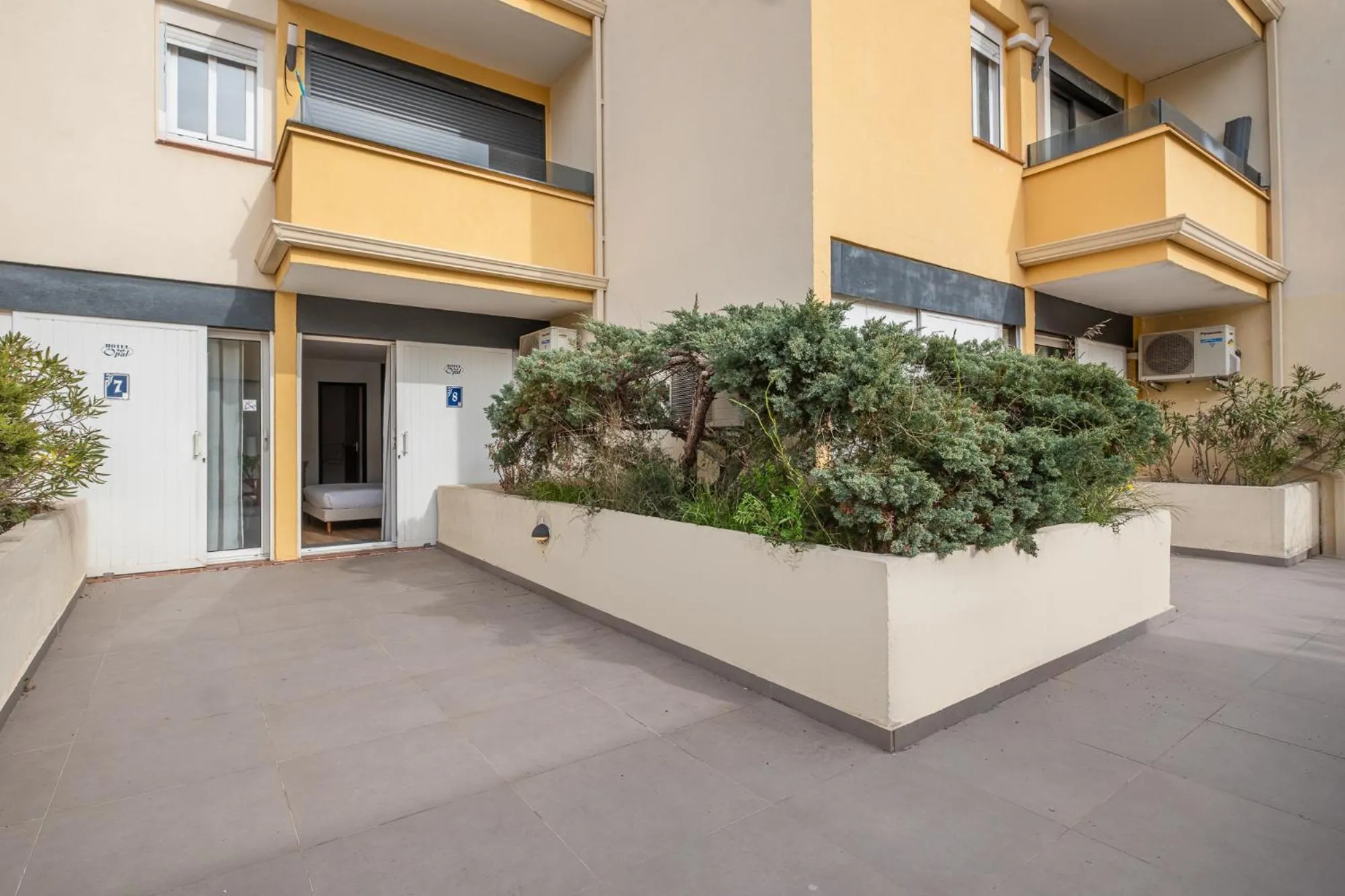 Patio in Brit Hotel Opal Centre Port