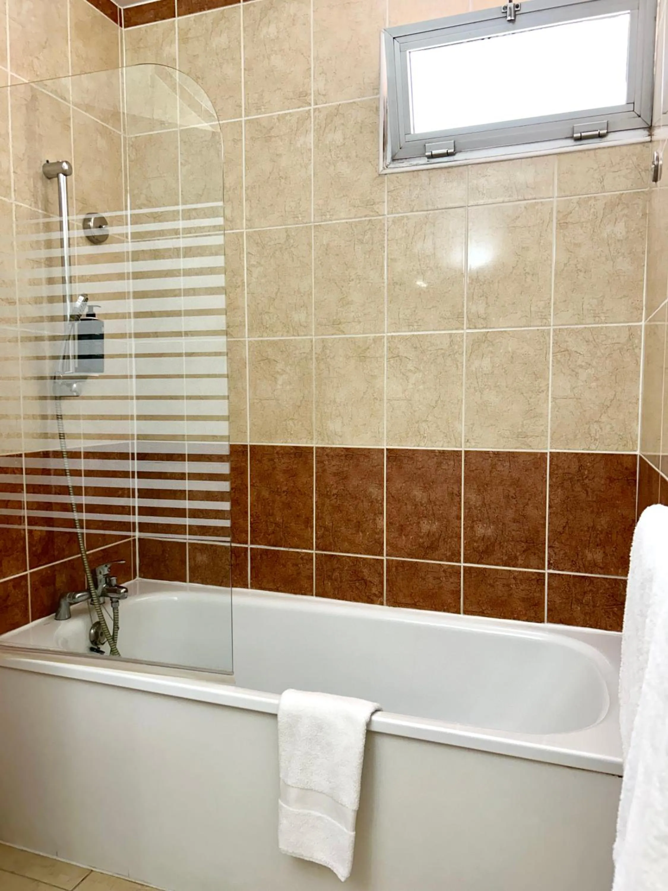 Bathroom in Brit Hotel Opal Centre Port